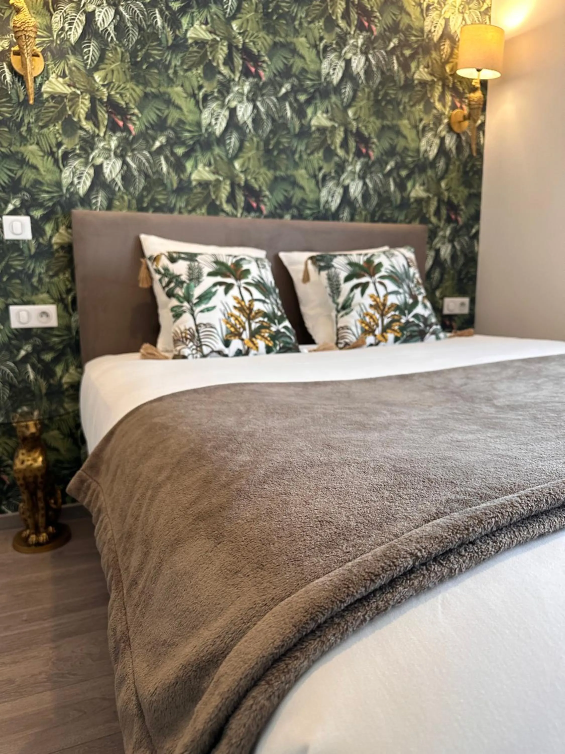 Bed in Auberge du Vieux Lanas Logis Hotel Restaurant