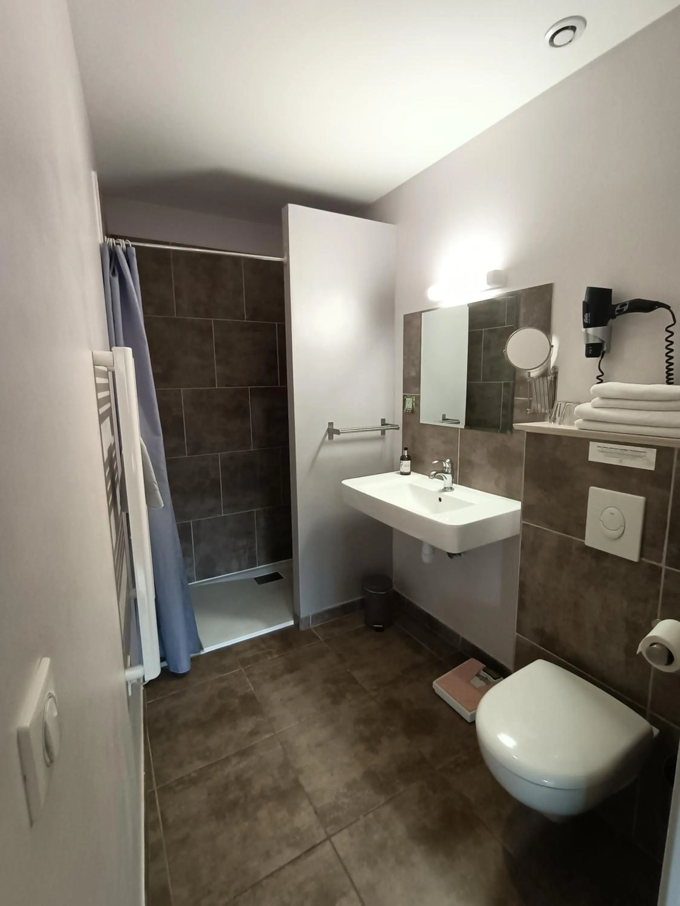 Bathroom in Auberge du Vieux Lanas Logis Hotel Restaurant