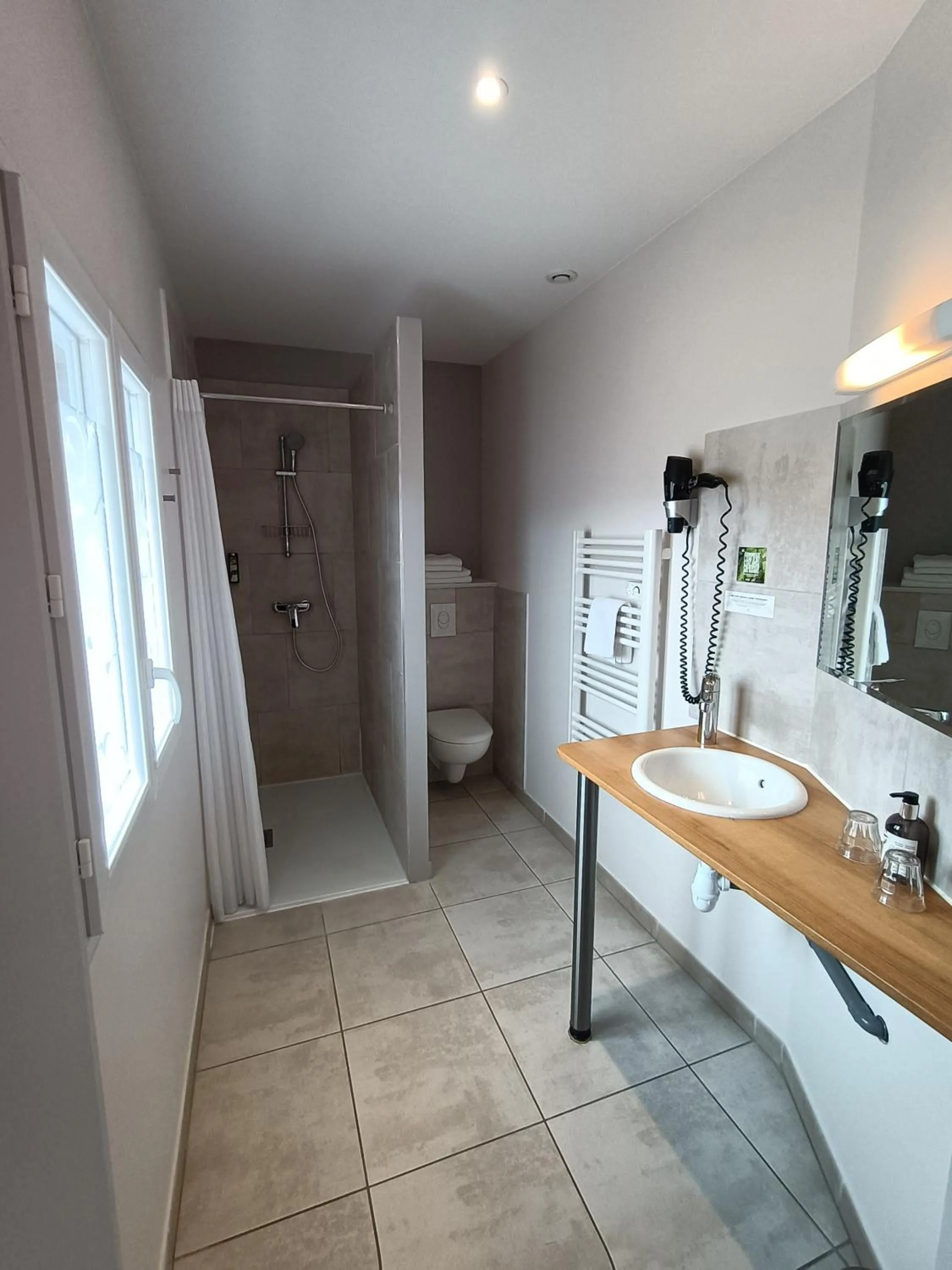 Bathroom in Auberge du Vieux Lanas Logis Hotel Restaurant