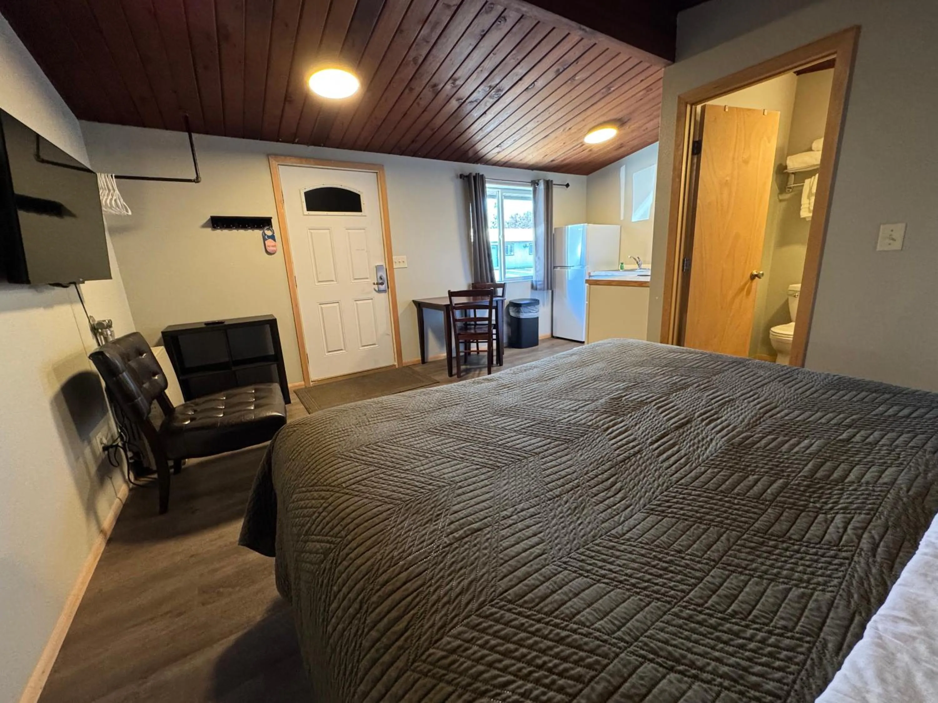 Bed in The Pioneer Motel