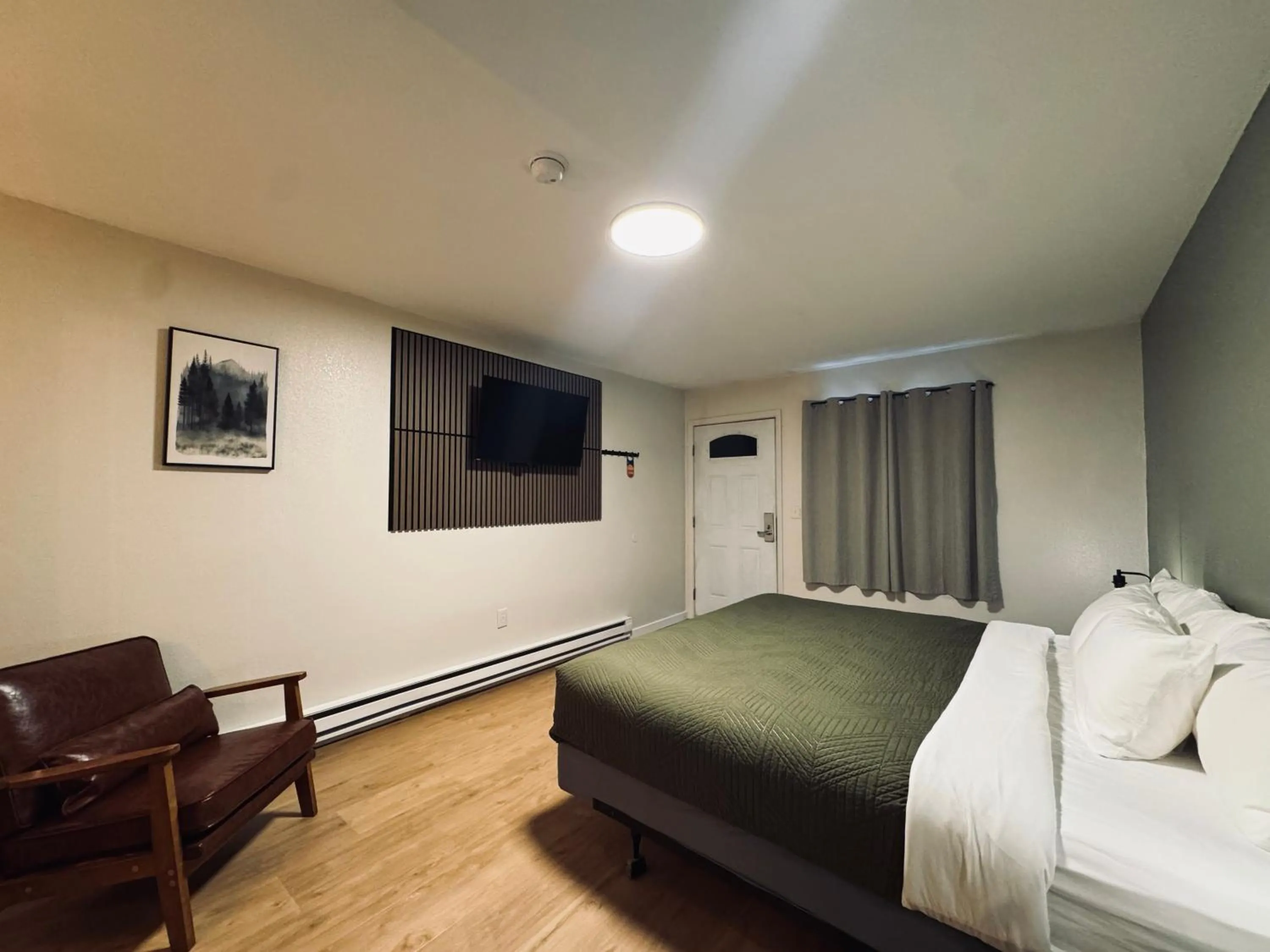 Bed in The Pioneer Motel