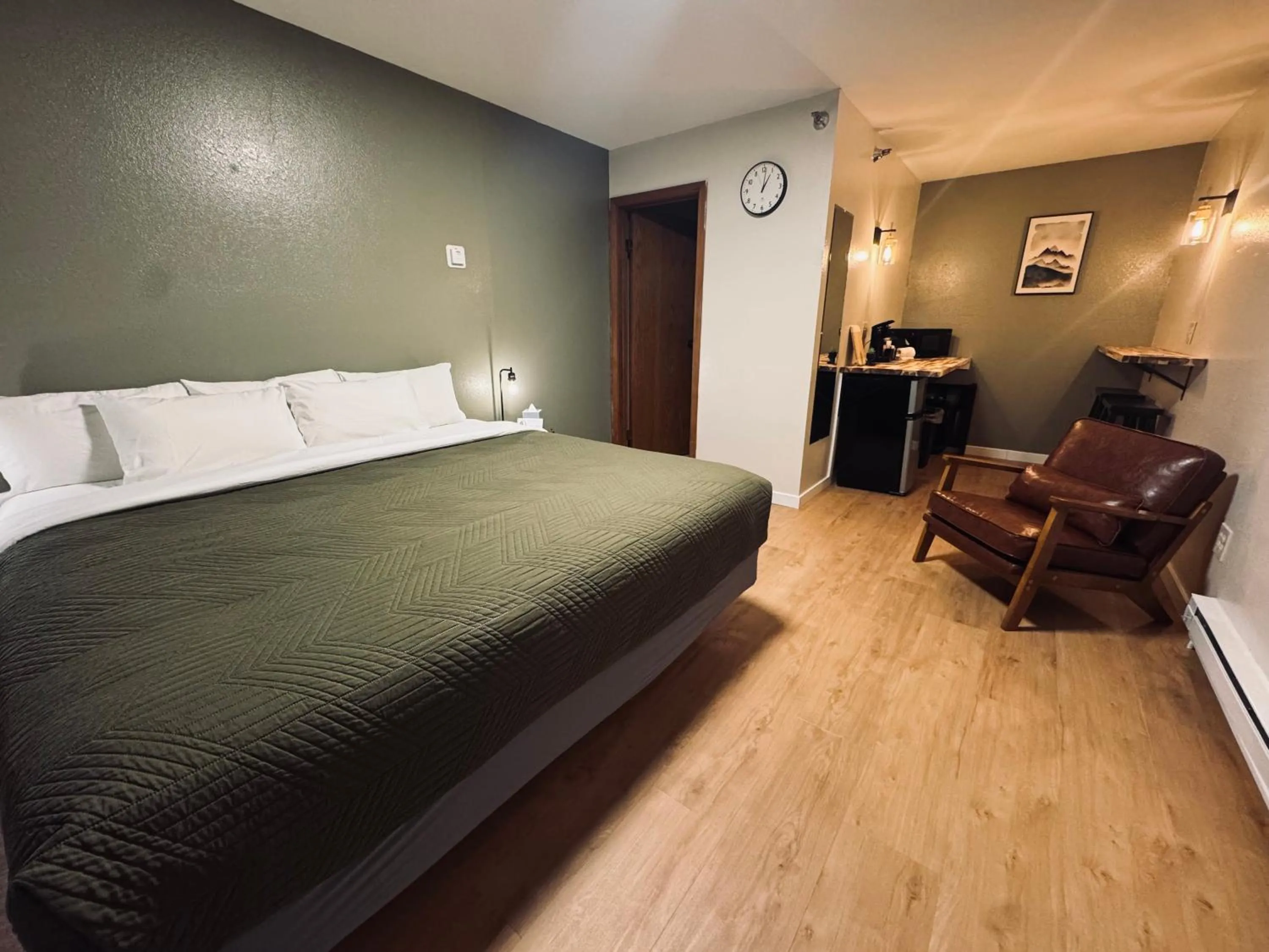 Bed in The Pioneer Motel