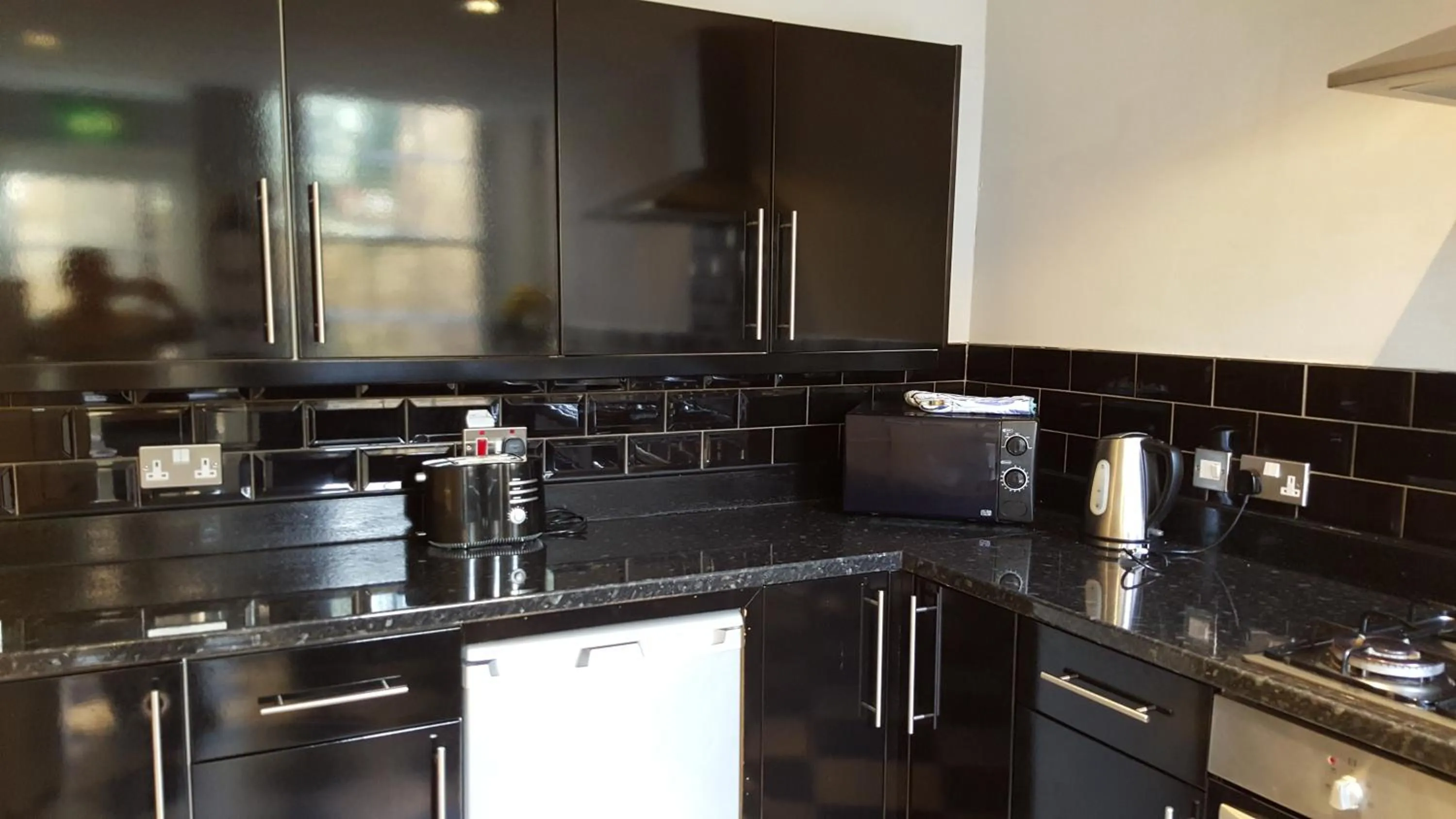 Kitchen or kitchenette in City Retreat Edinburgh ApartHotels