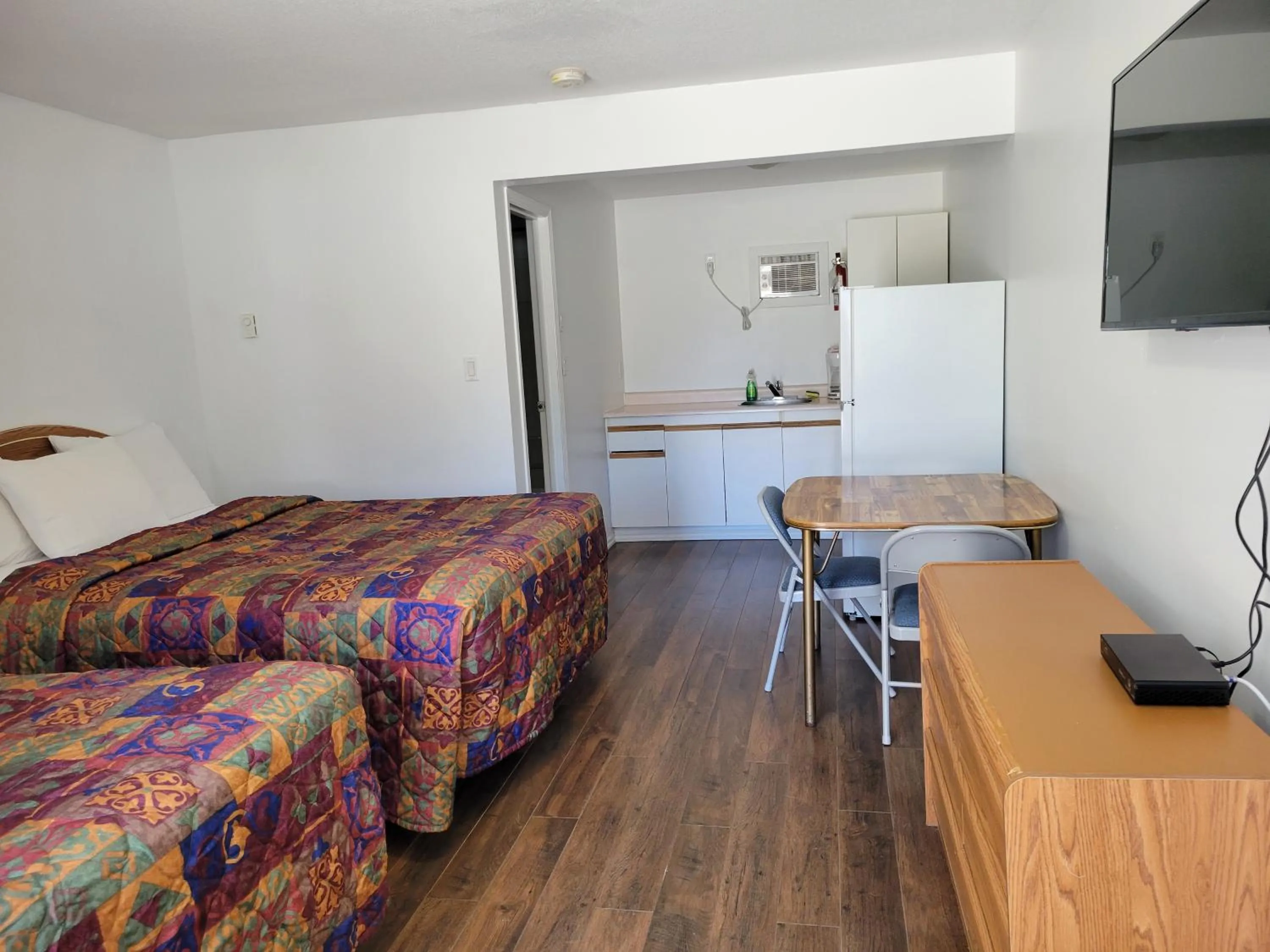 Photo of the whole room, Bed in Elks Motel