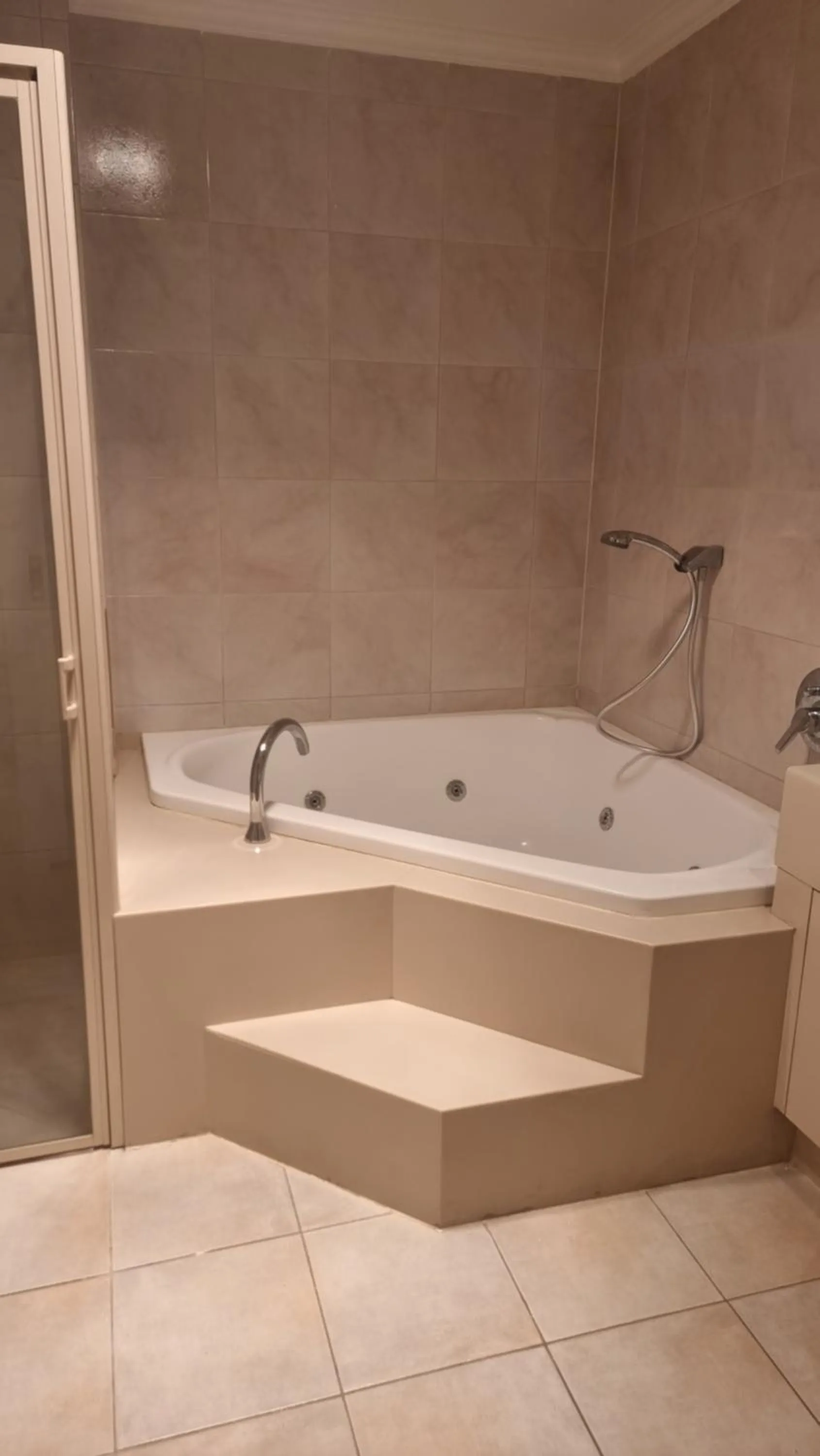 Hot Tub in Melbourne Metropole Central Official