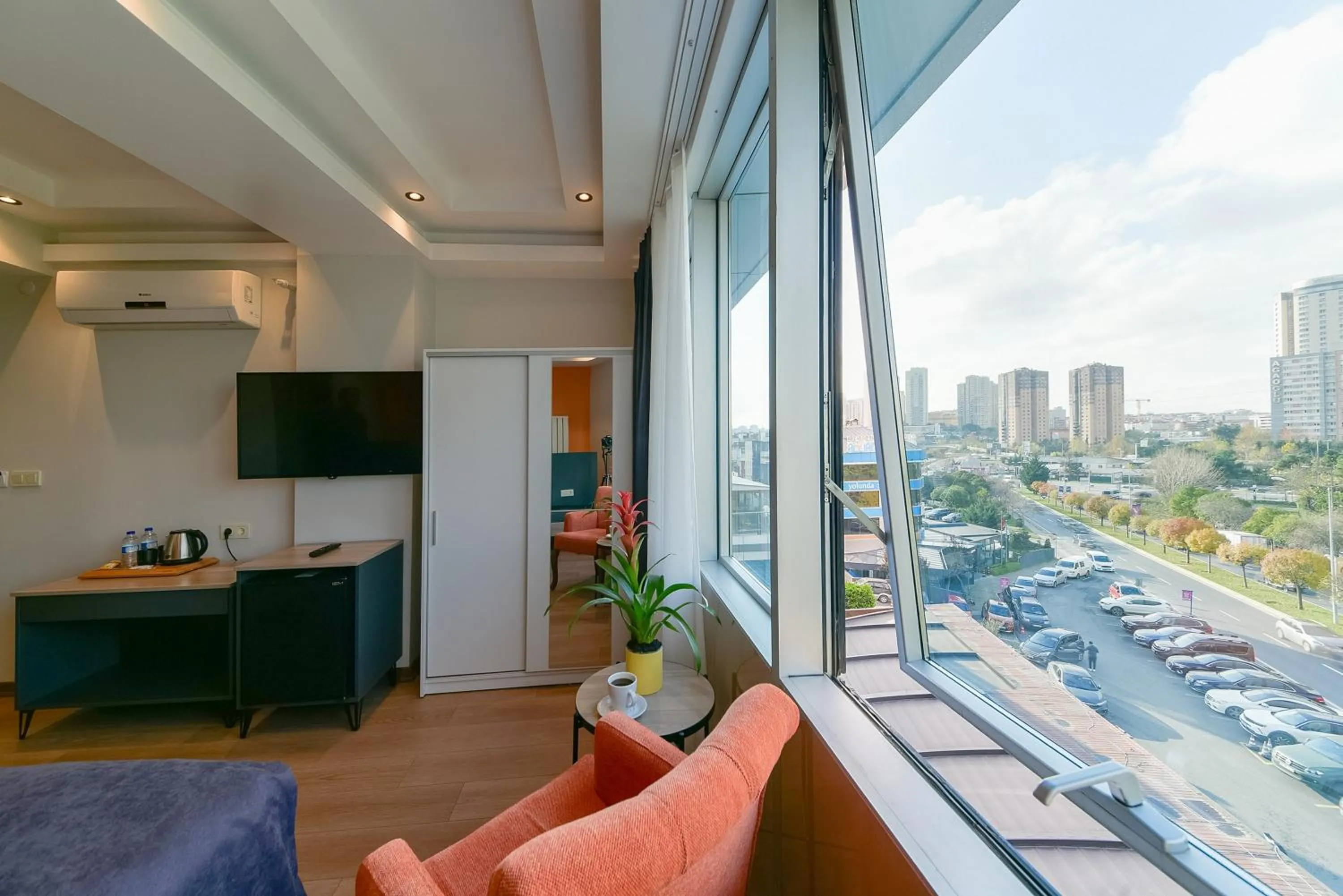 Communal lounge/ TV room in Rise Inn