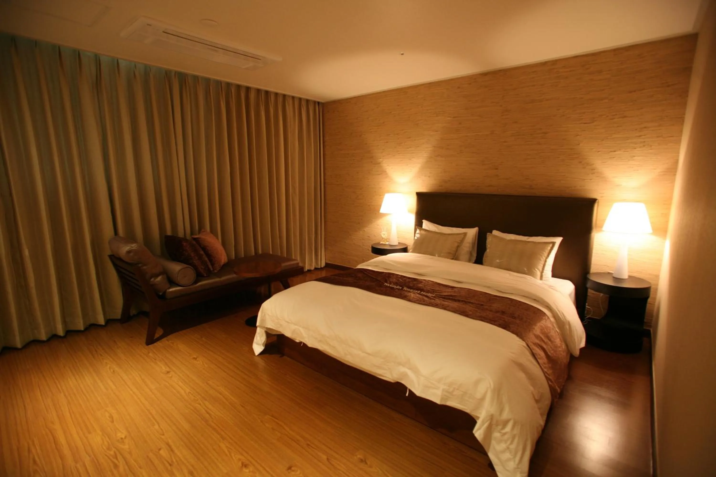 Photo of the whole room, Bed in Hyunjin Tourist Hotel