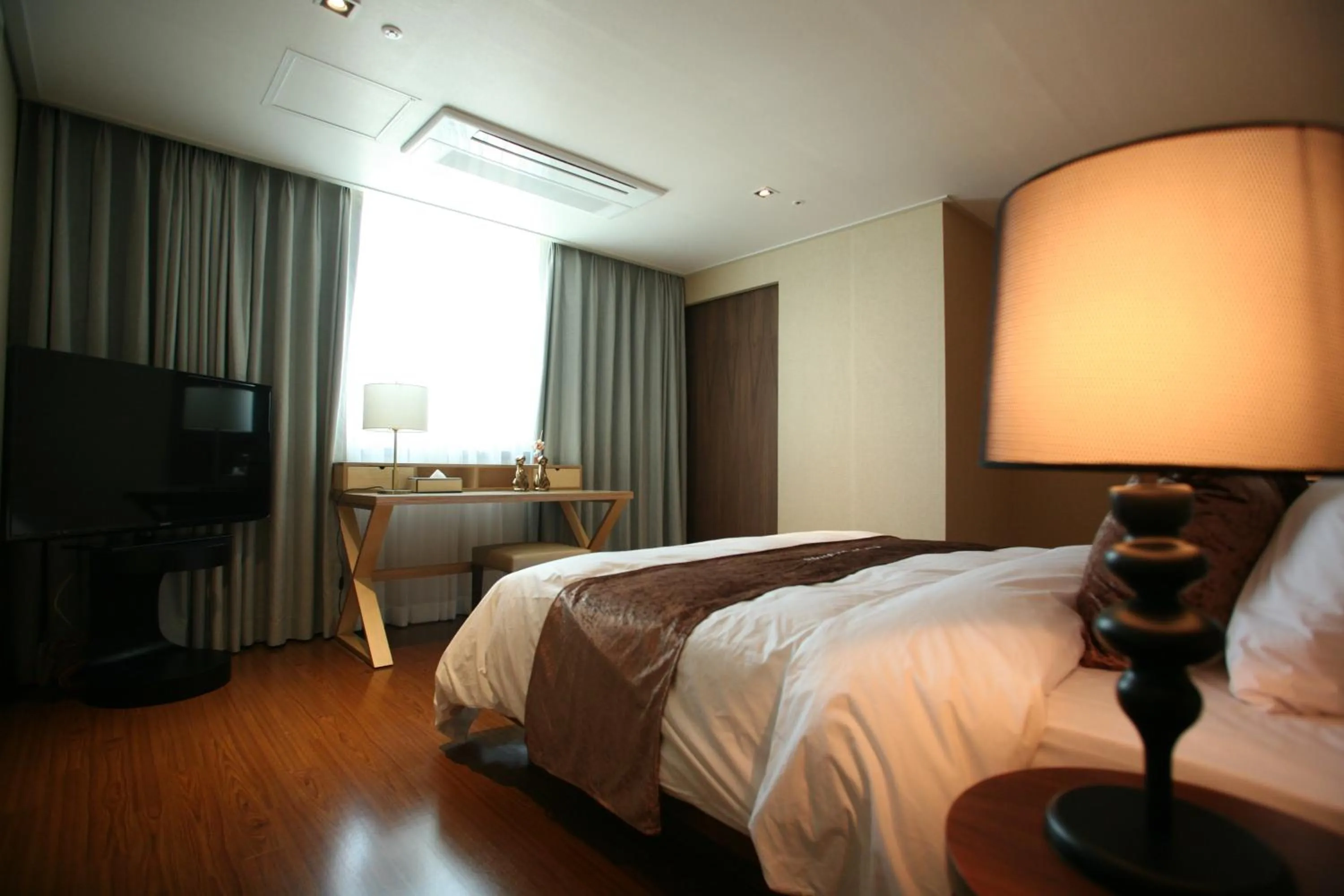 Photo of the whole room, Bed in Hyunjin Tourist Hotel
