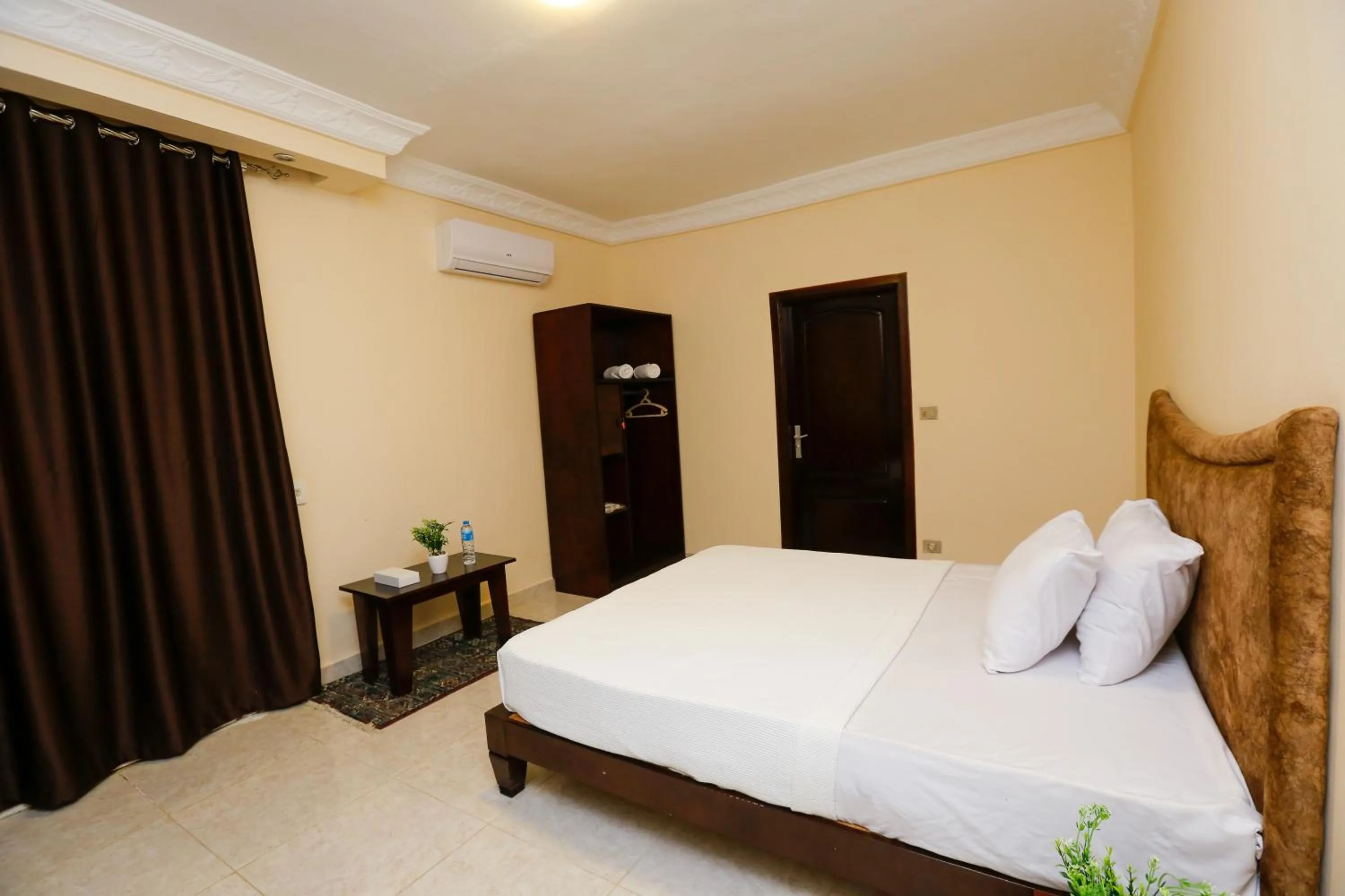 Bed in Turquoise Pyramids palace