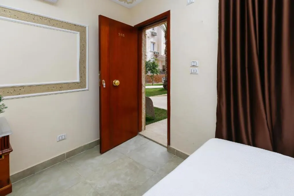 Bed in Turquoise Pyramids palace