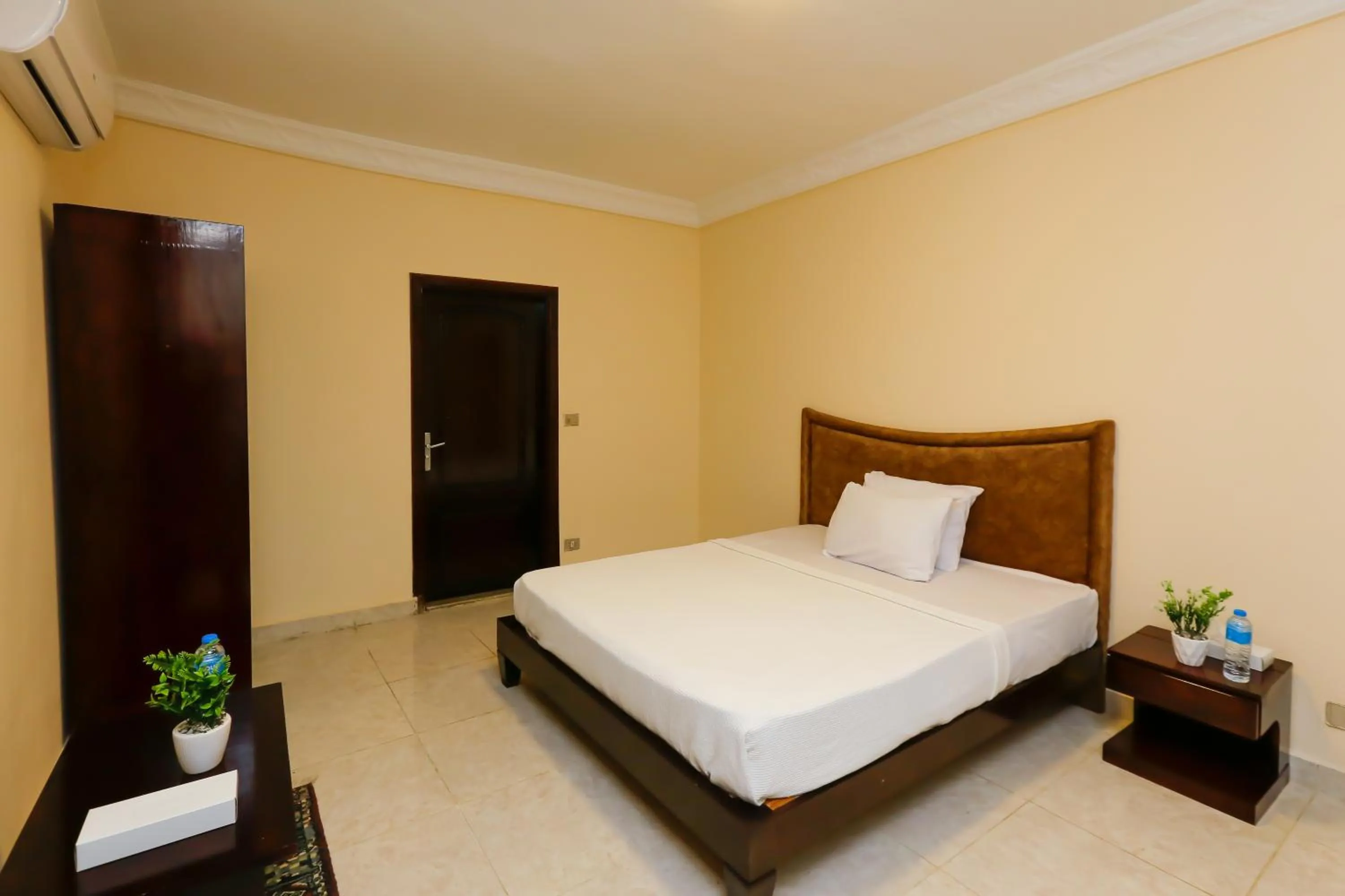 Bed in Turquoise Pyramids palace