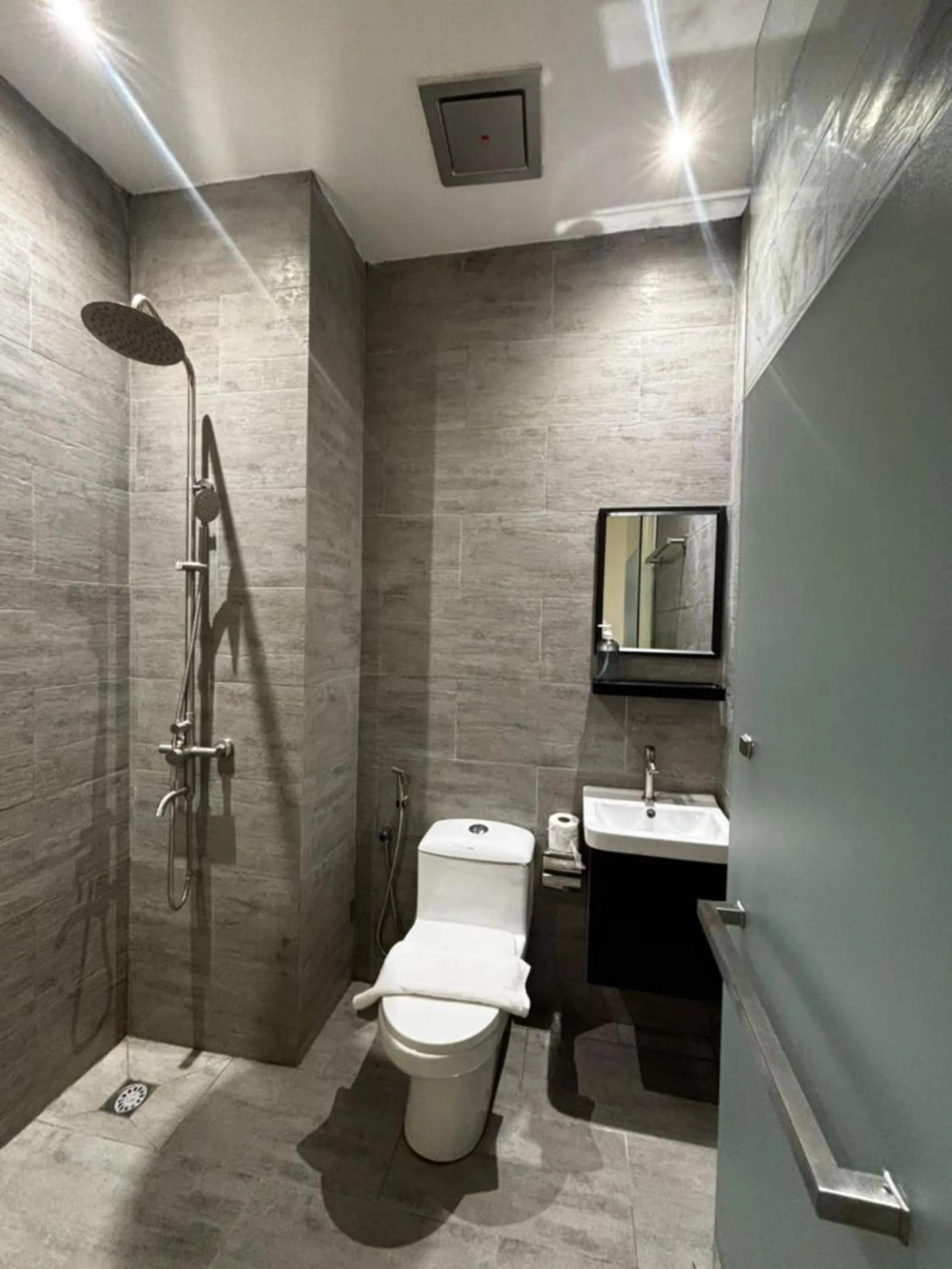 Shower in iBilik Hotel - KLIA 1 KLIA 2, Sepang