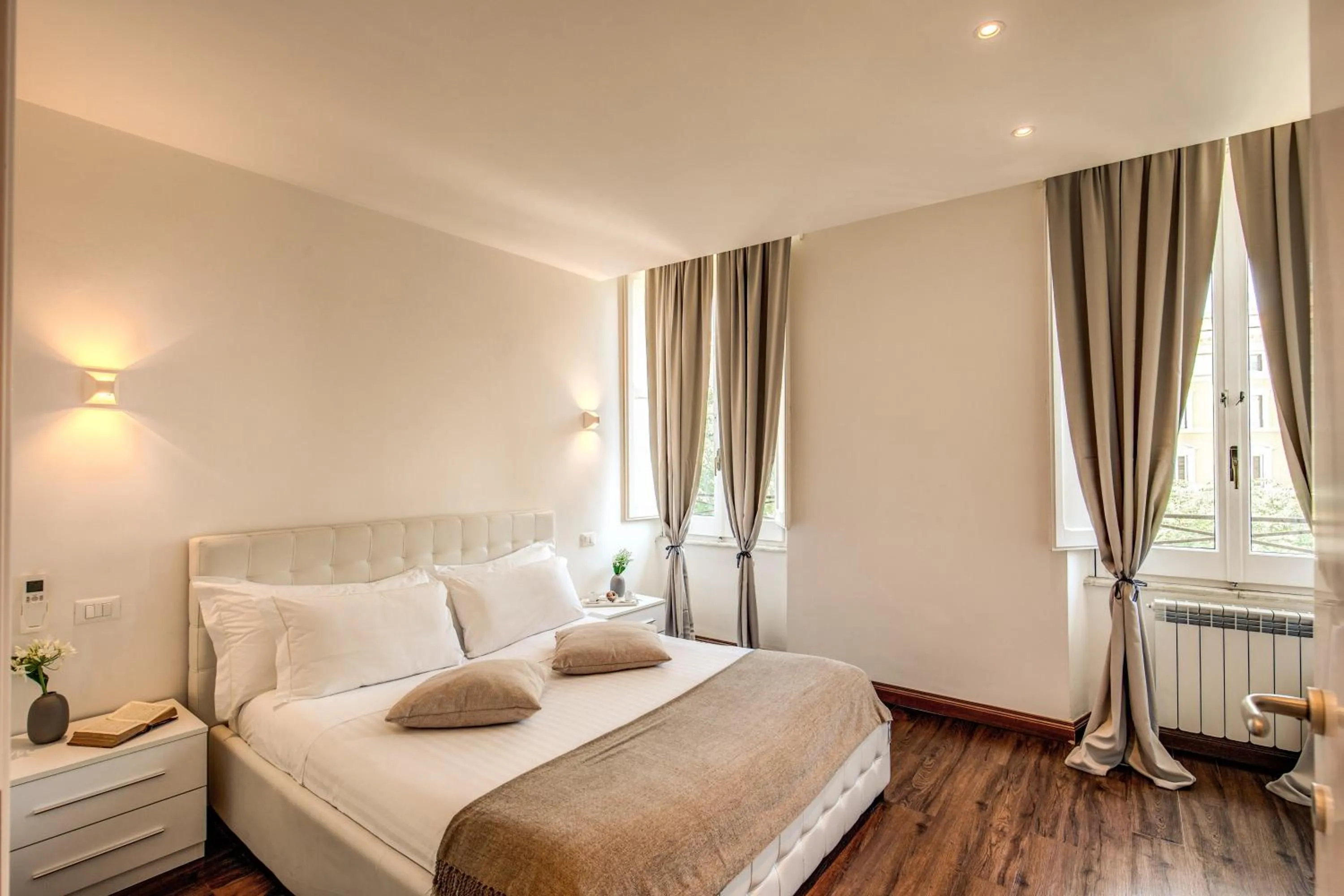 Photo of the whole room, Bed in YourSuiteRome