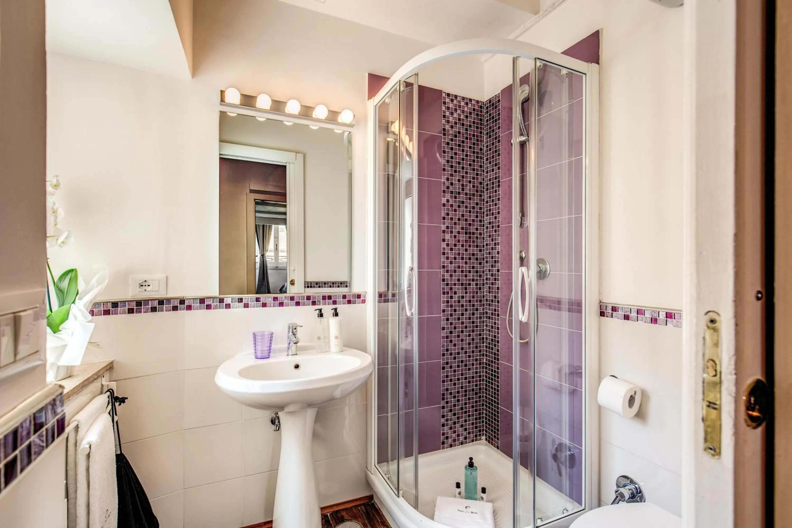 Bathroom in YourSuiteRome