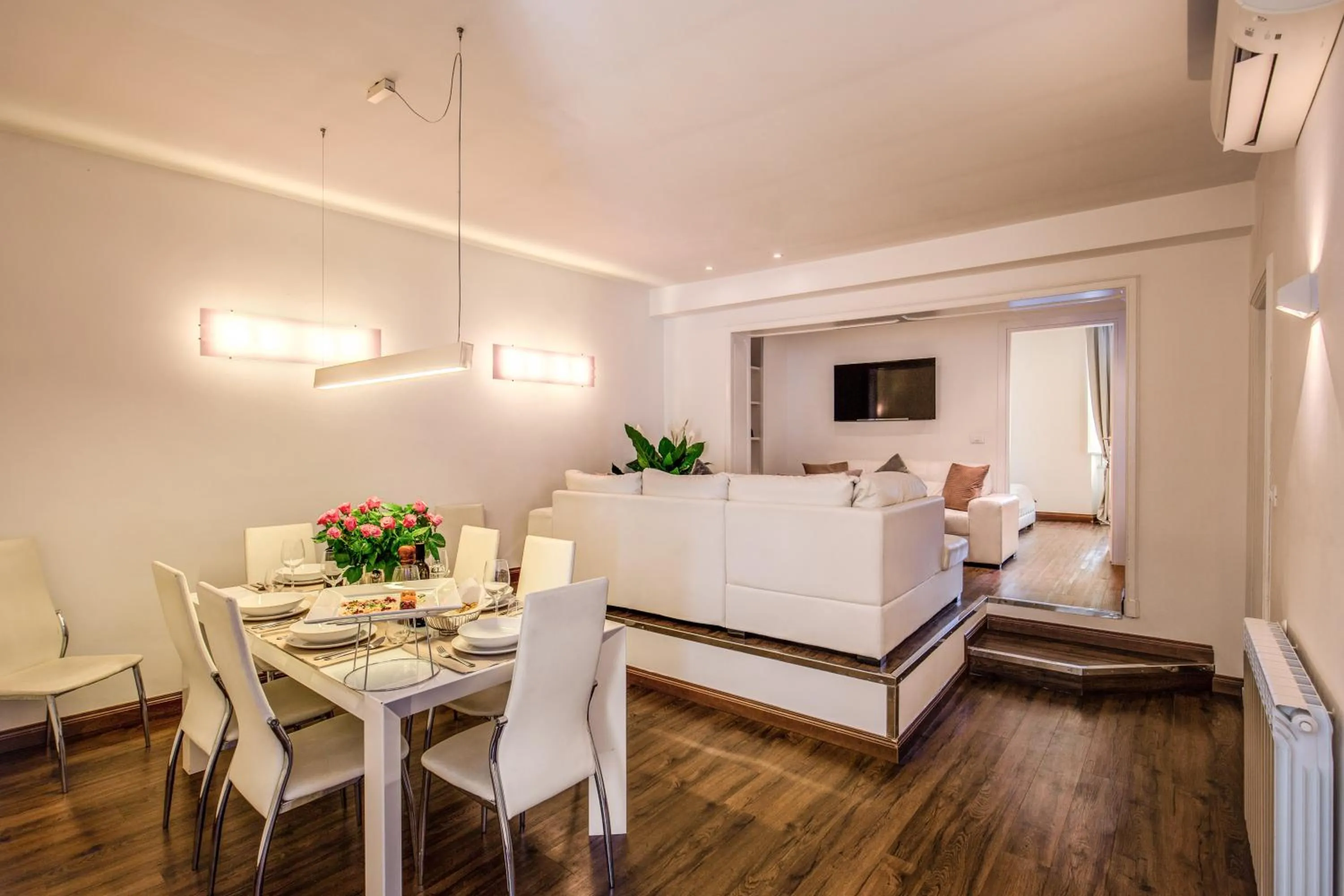 Dining area in YourSuiteRome