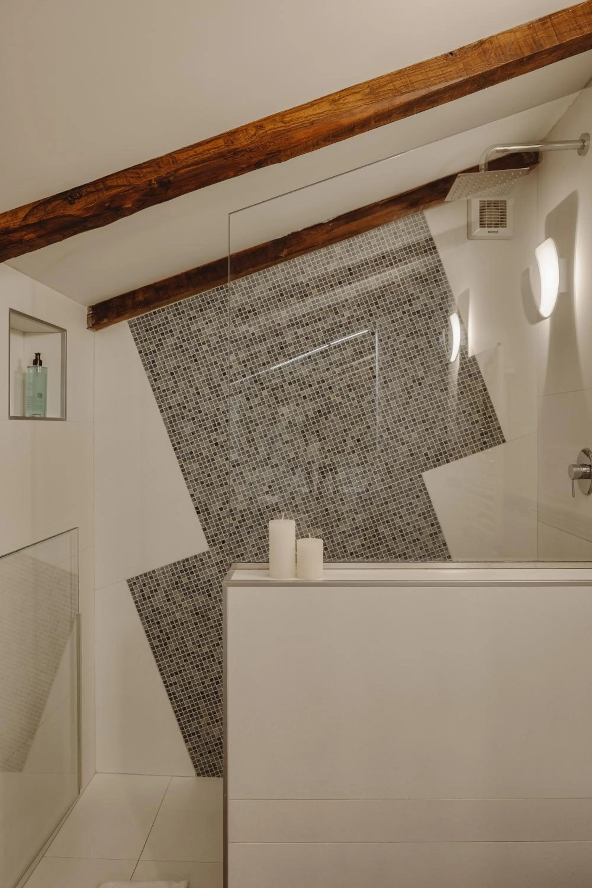 Shower in YourSuiteRome