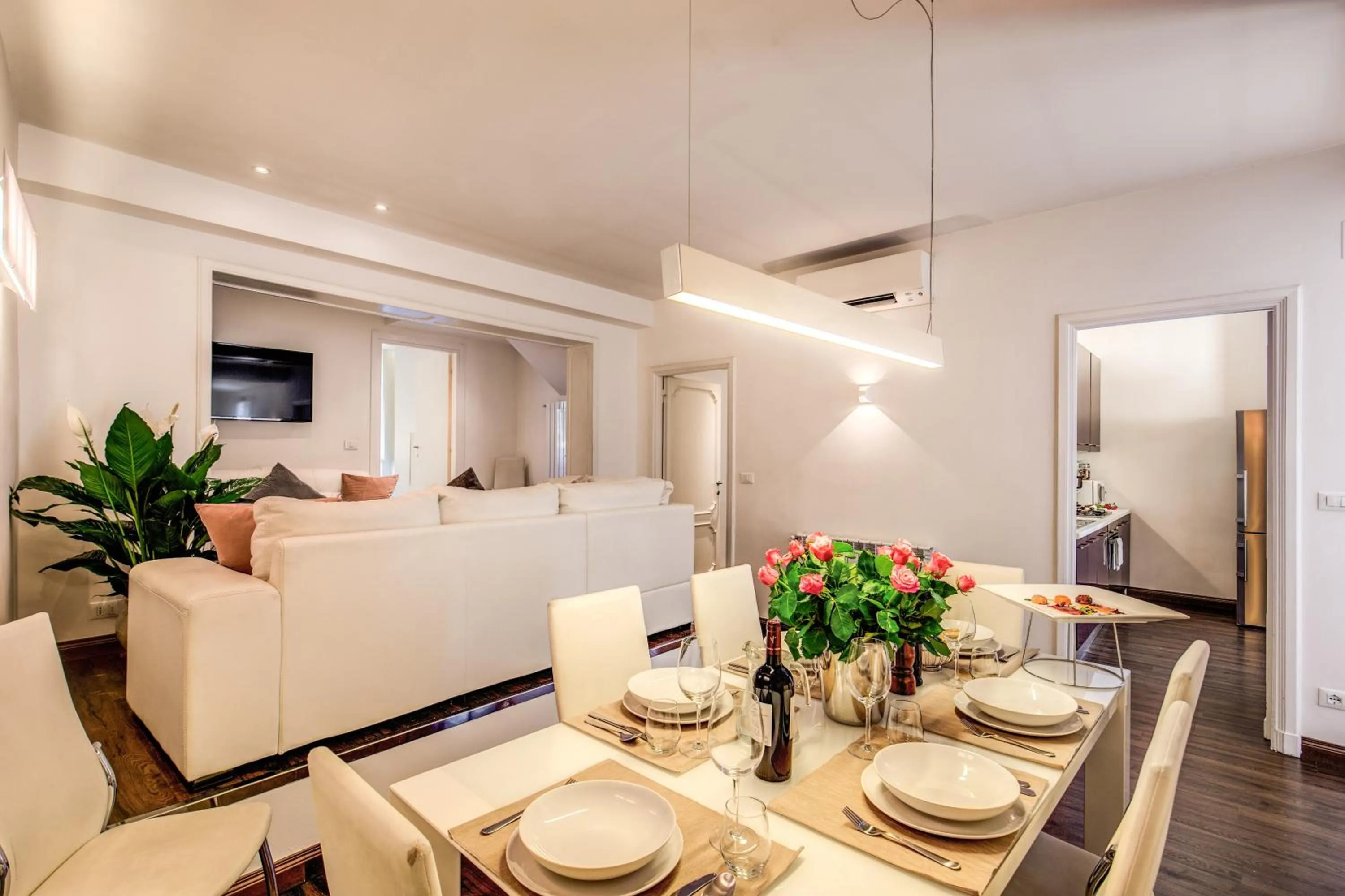 Dining area in YourSuiteRome
