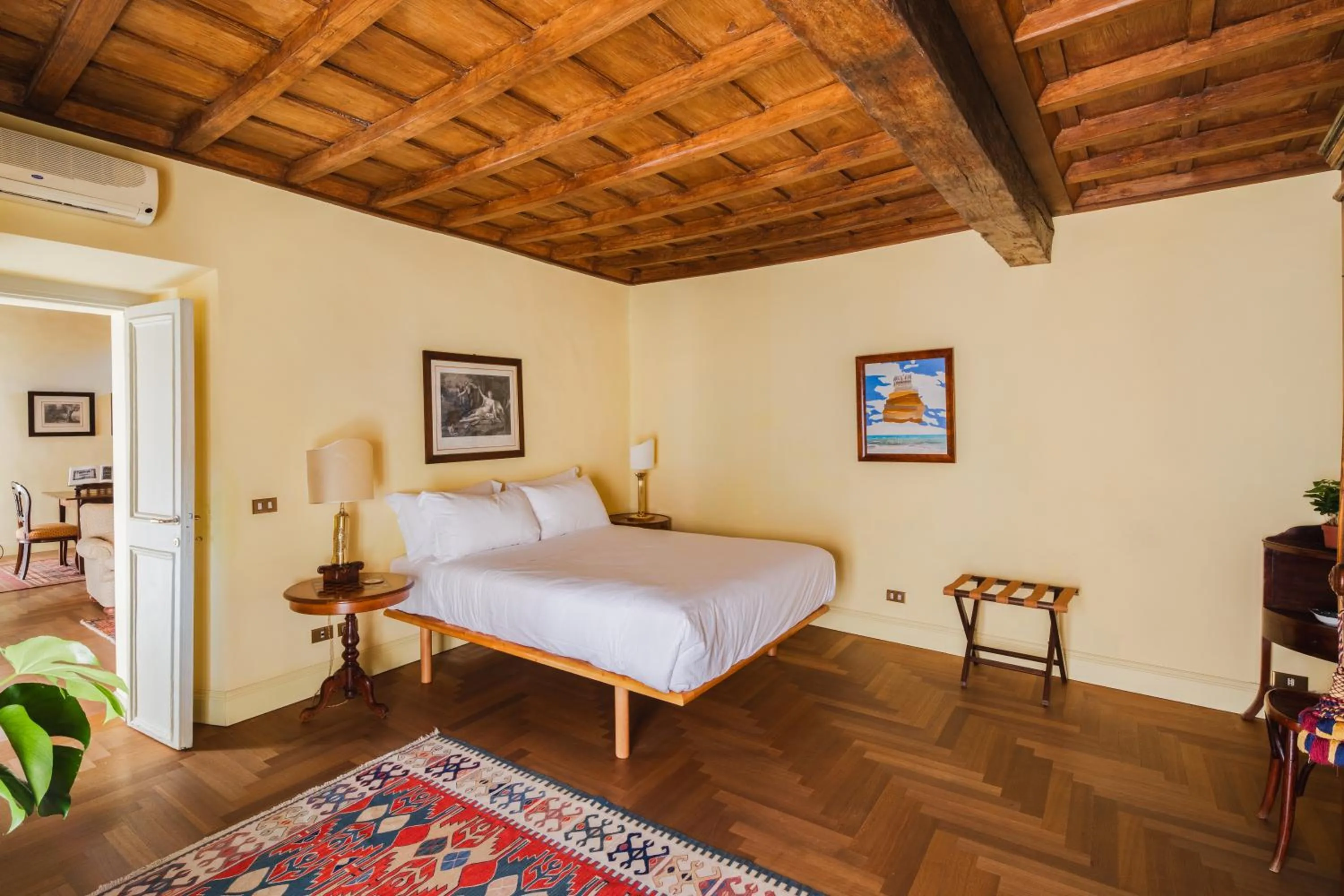 Bed in YourSuiteRome