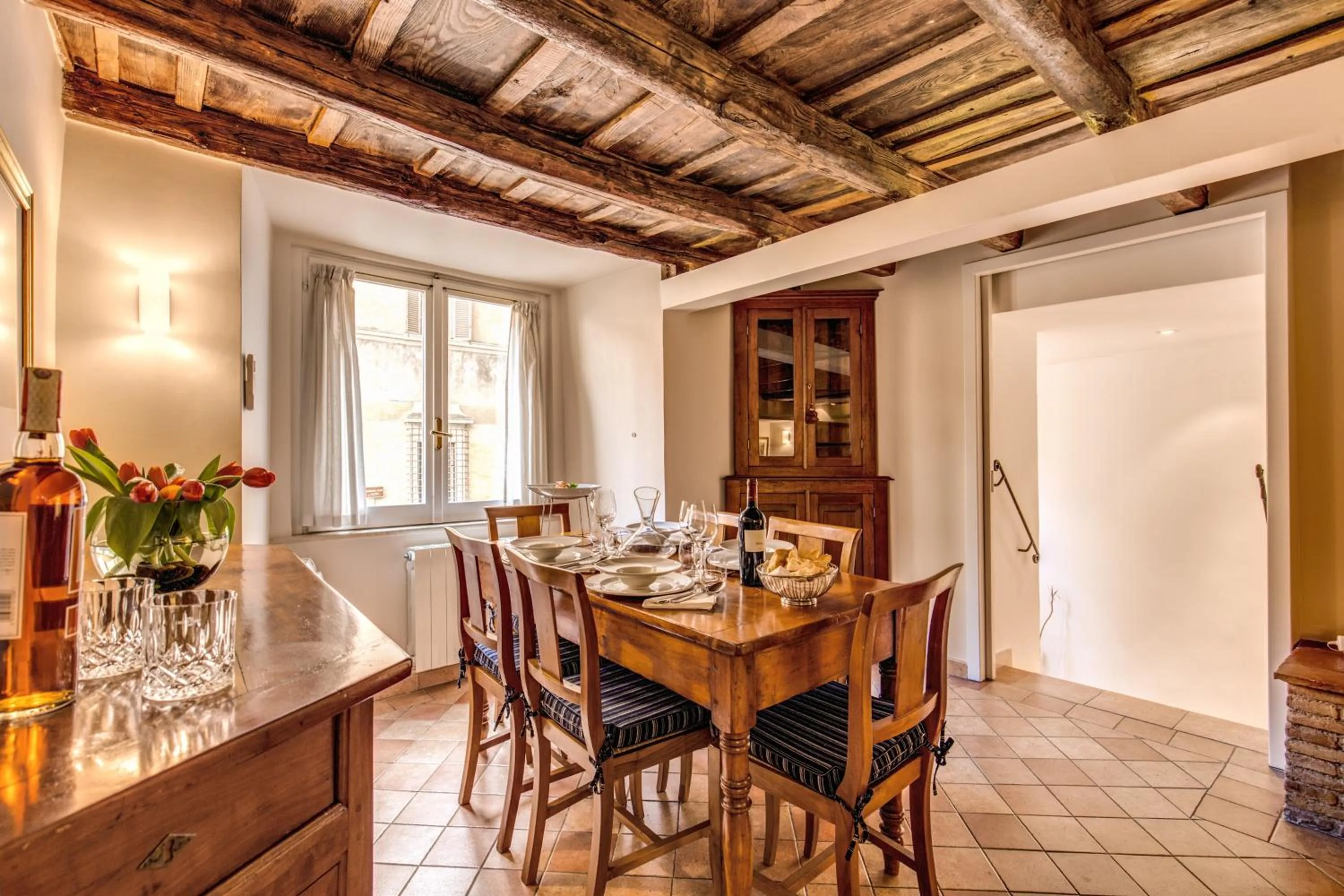 Dining area in YourSuiteRome