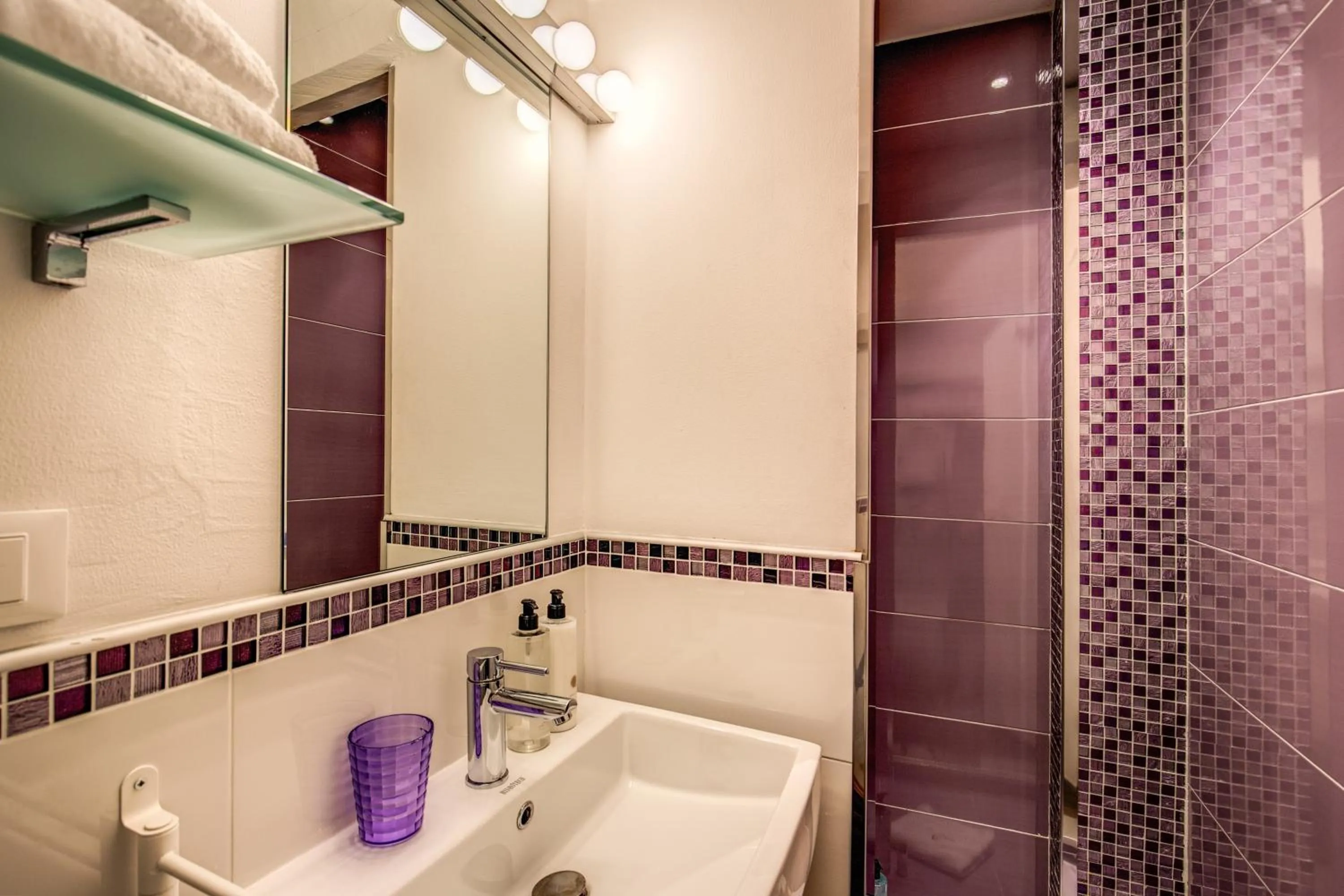 Bathroom in YourSuiteRome