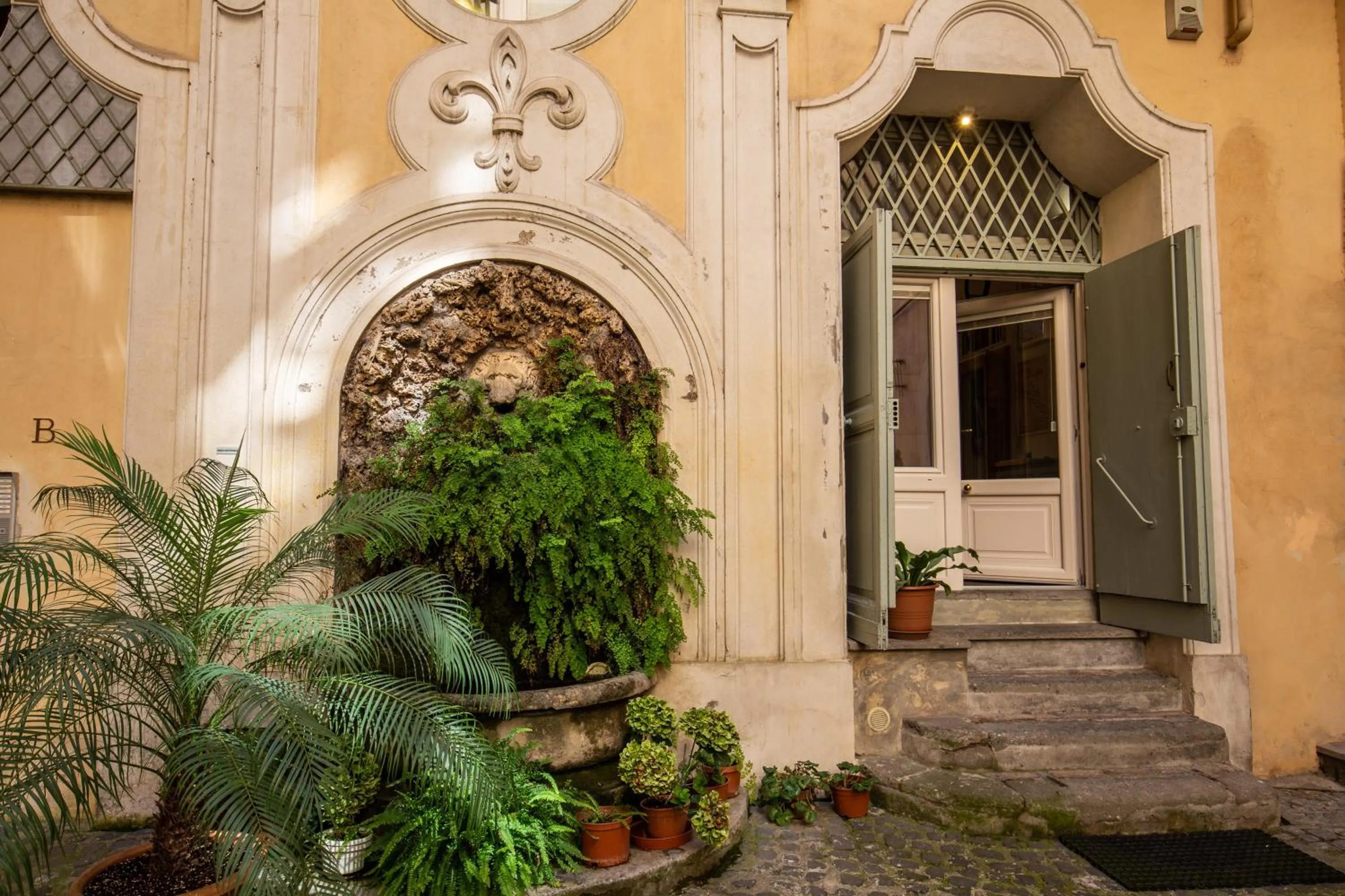 Inner courtyard view in YourSuiteRome