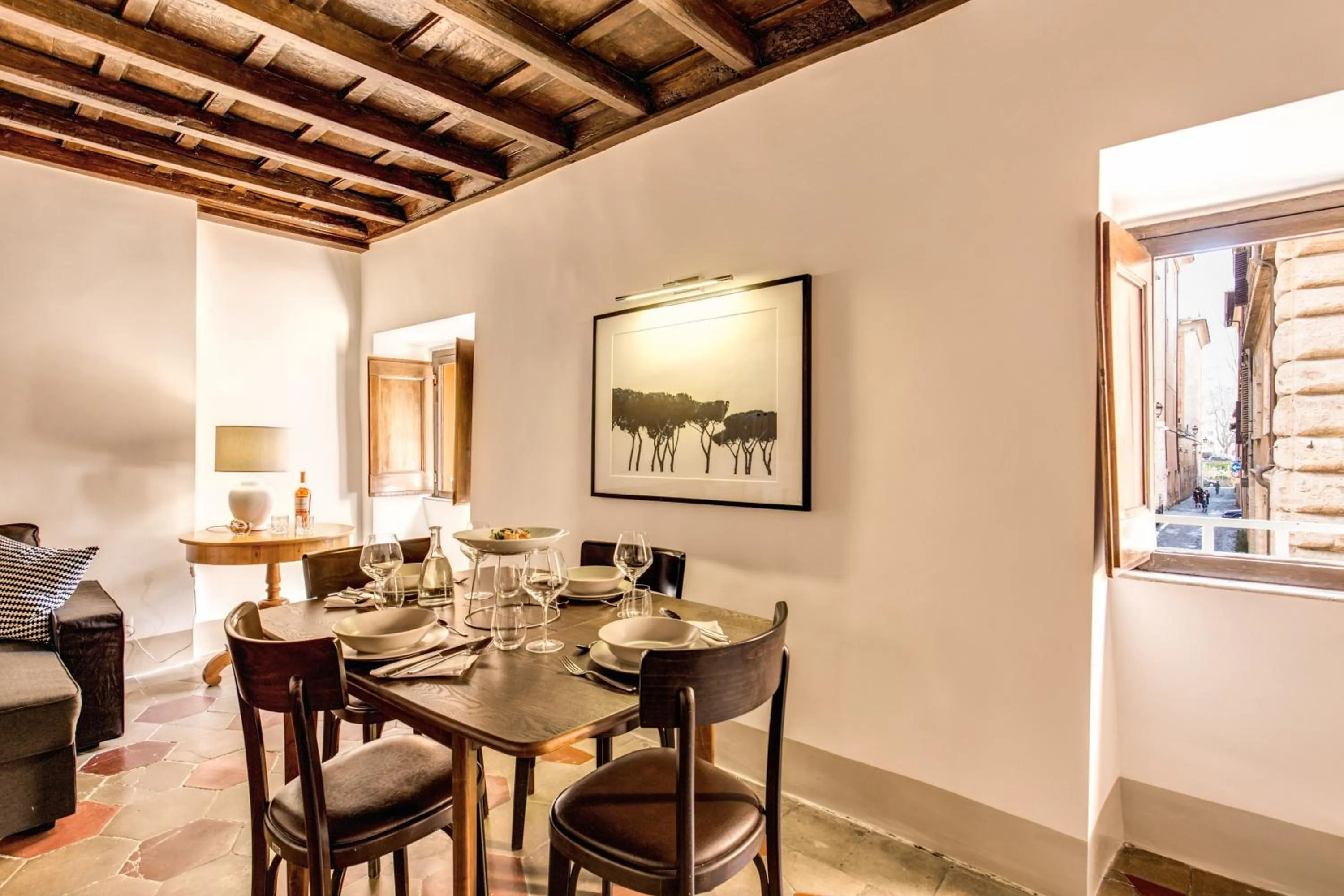 Dining area in YourSuiteRome