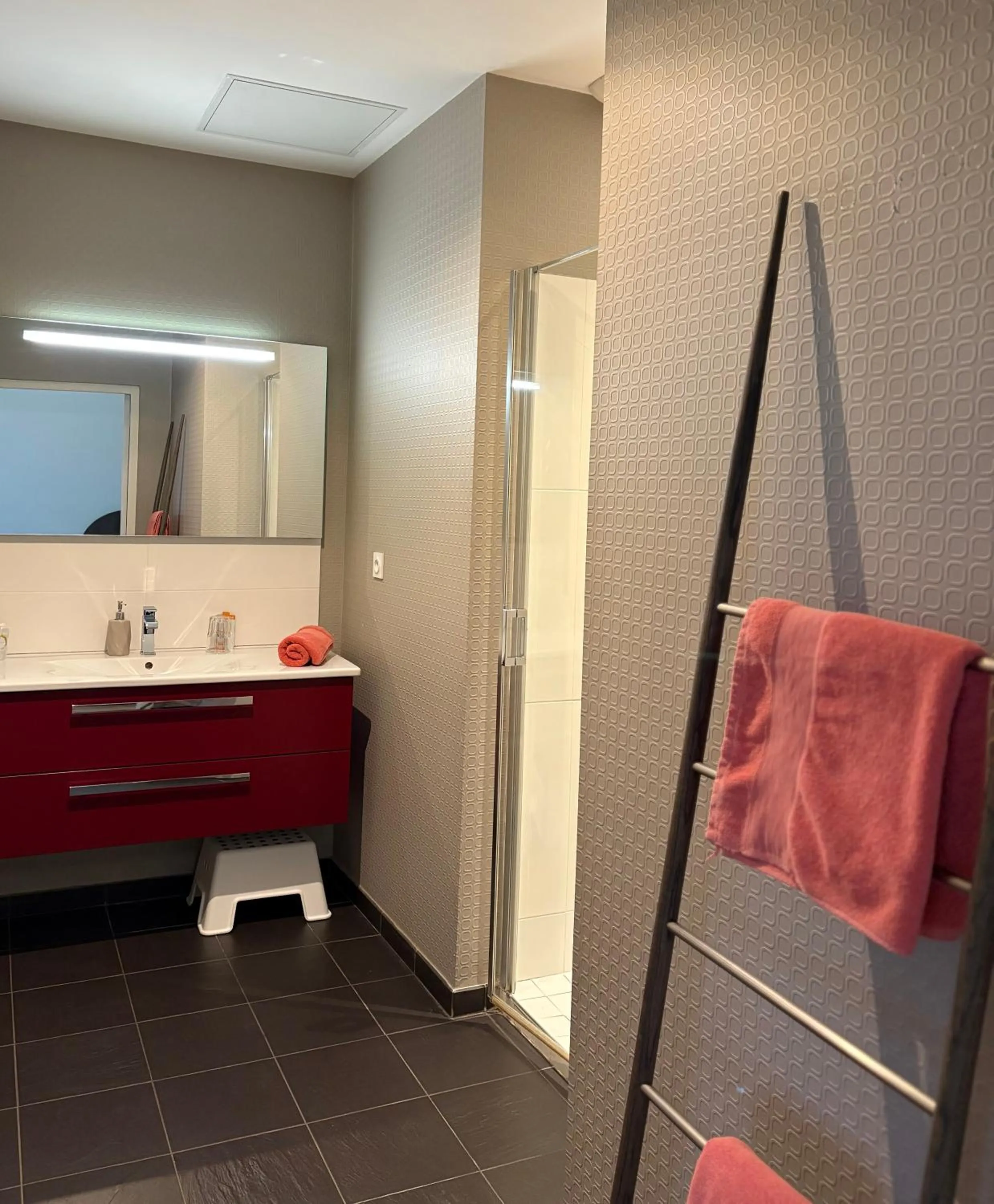 Shower in Château de Briançon, The Originals Relais