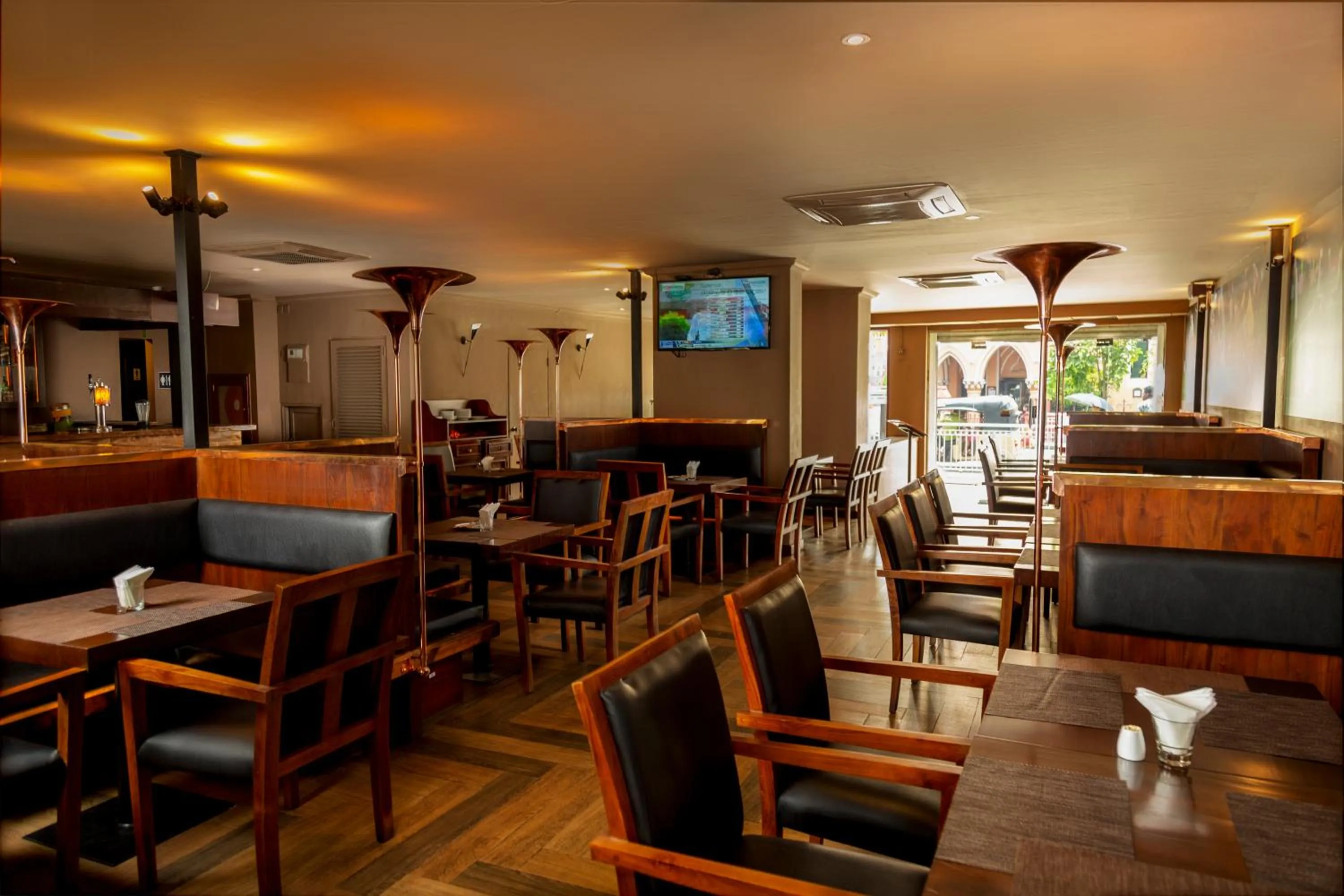 Restaurant/places to eat in Kandy City Hotel by Earl's