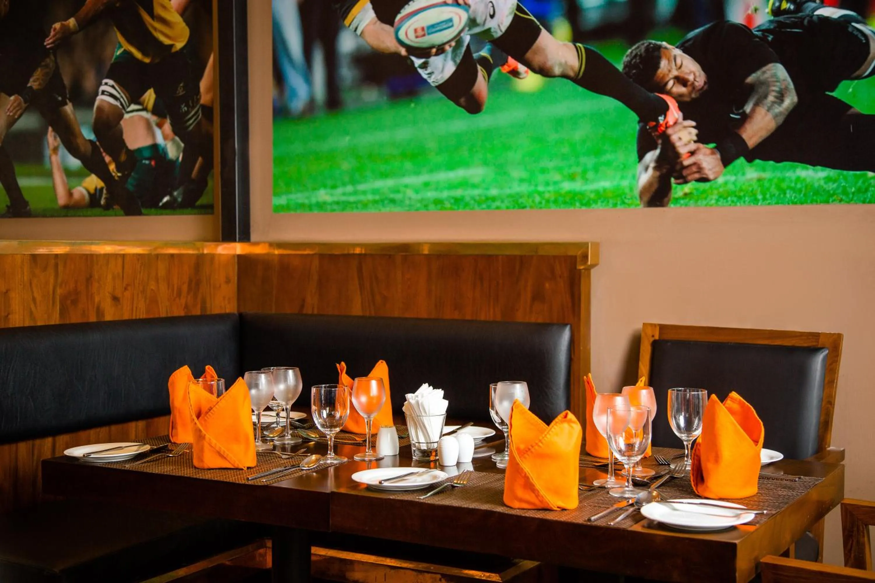 Lounge or bar in Kandy City Hotel by Earl's