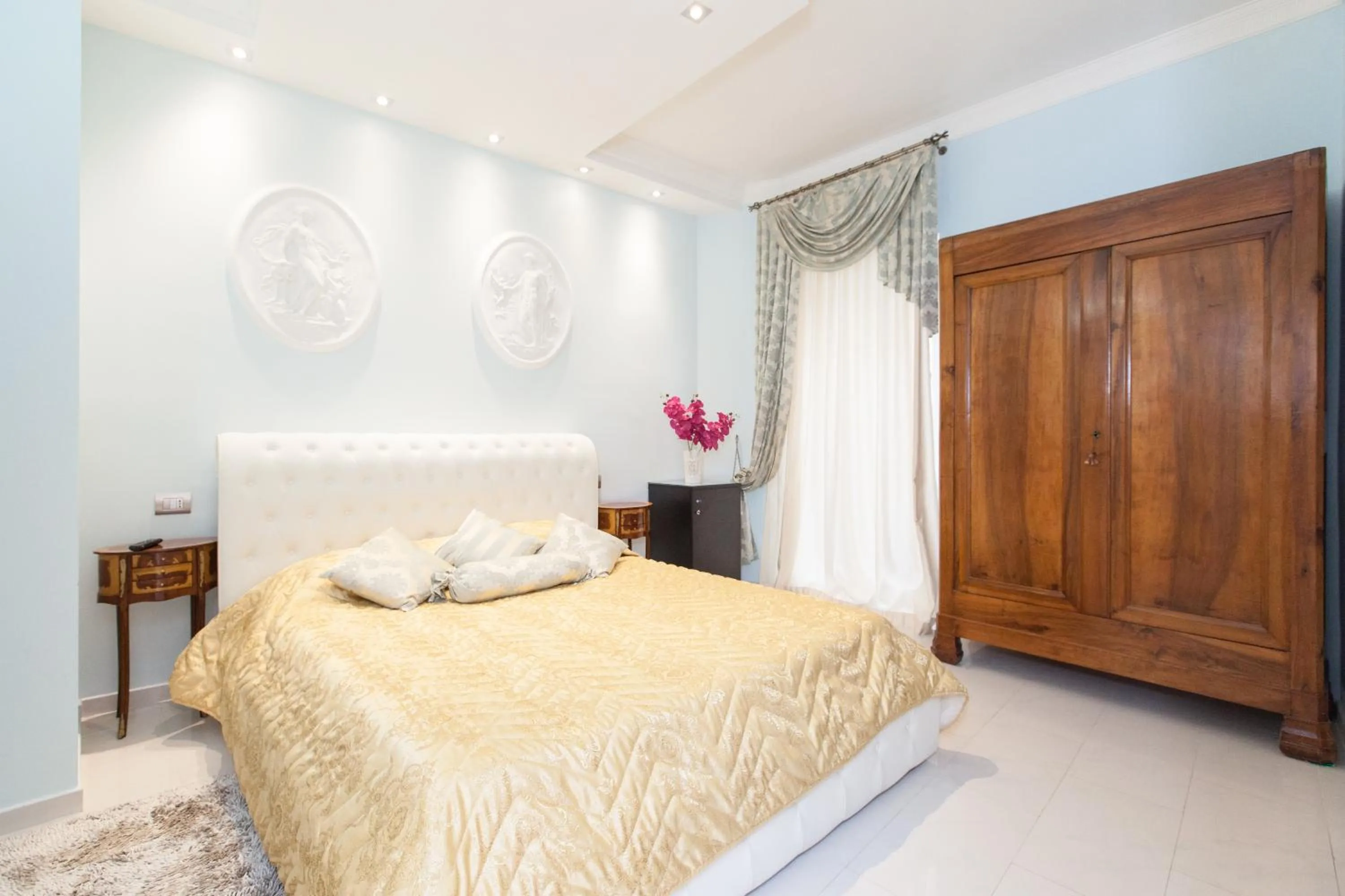 Photo of the whole room, Bed in Impero Vaticano San Pietro