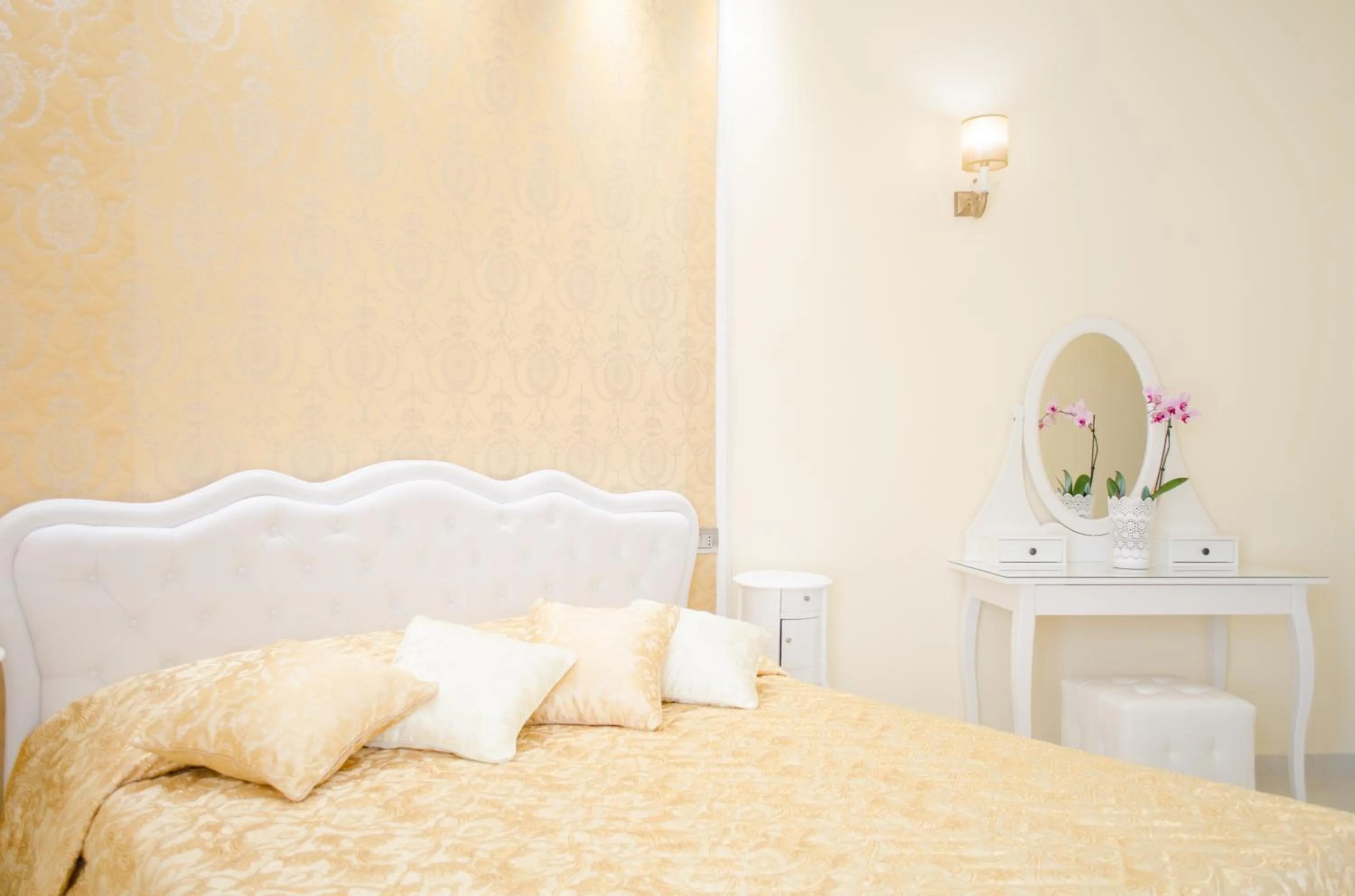 Decorative detail, Bed in Impero Vaticano San Pietro