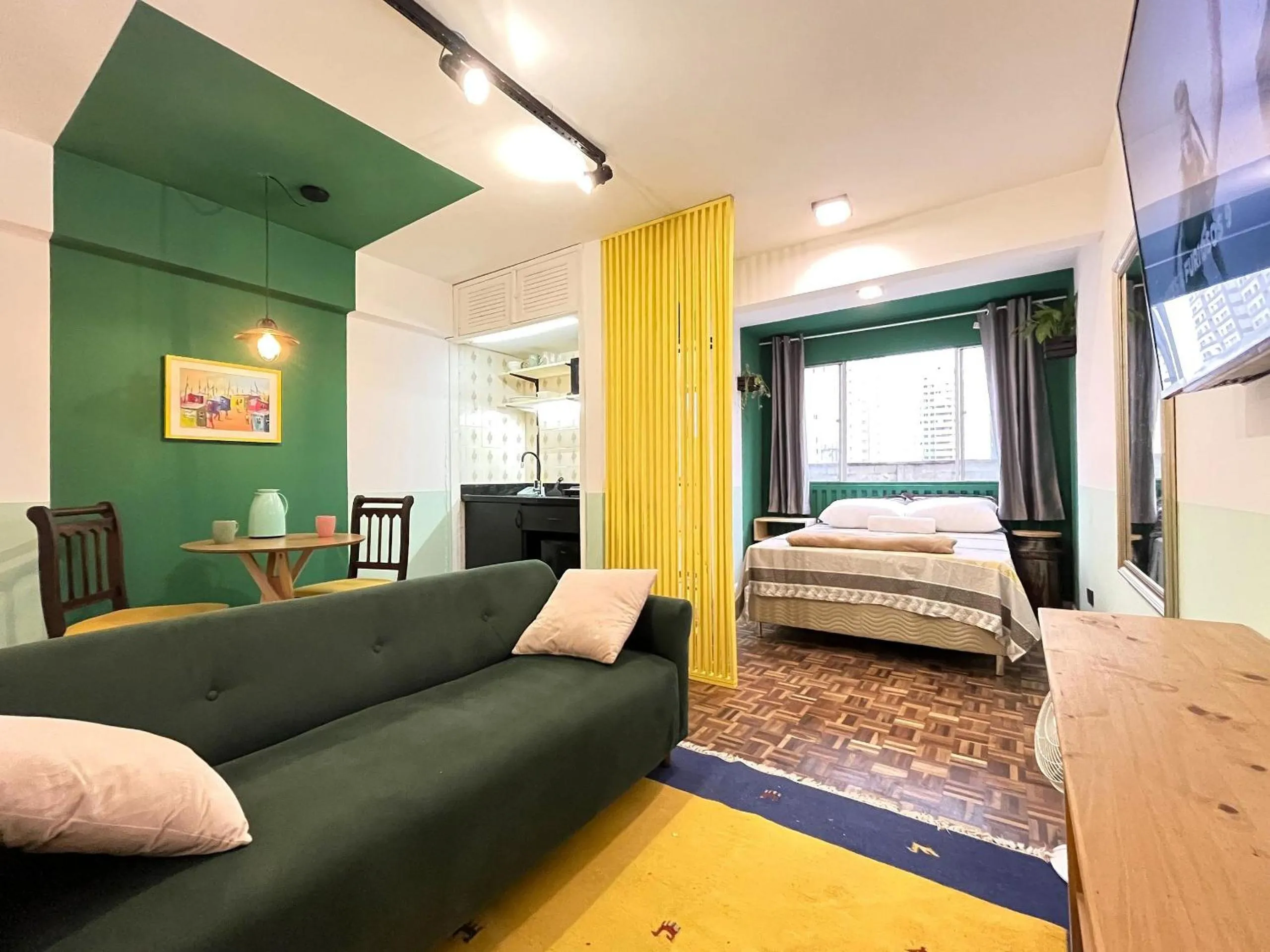 Living room, Bed in Excelente apartamento no centro de Curitiba