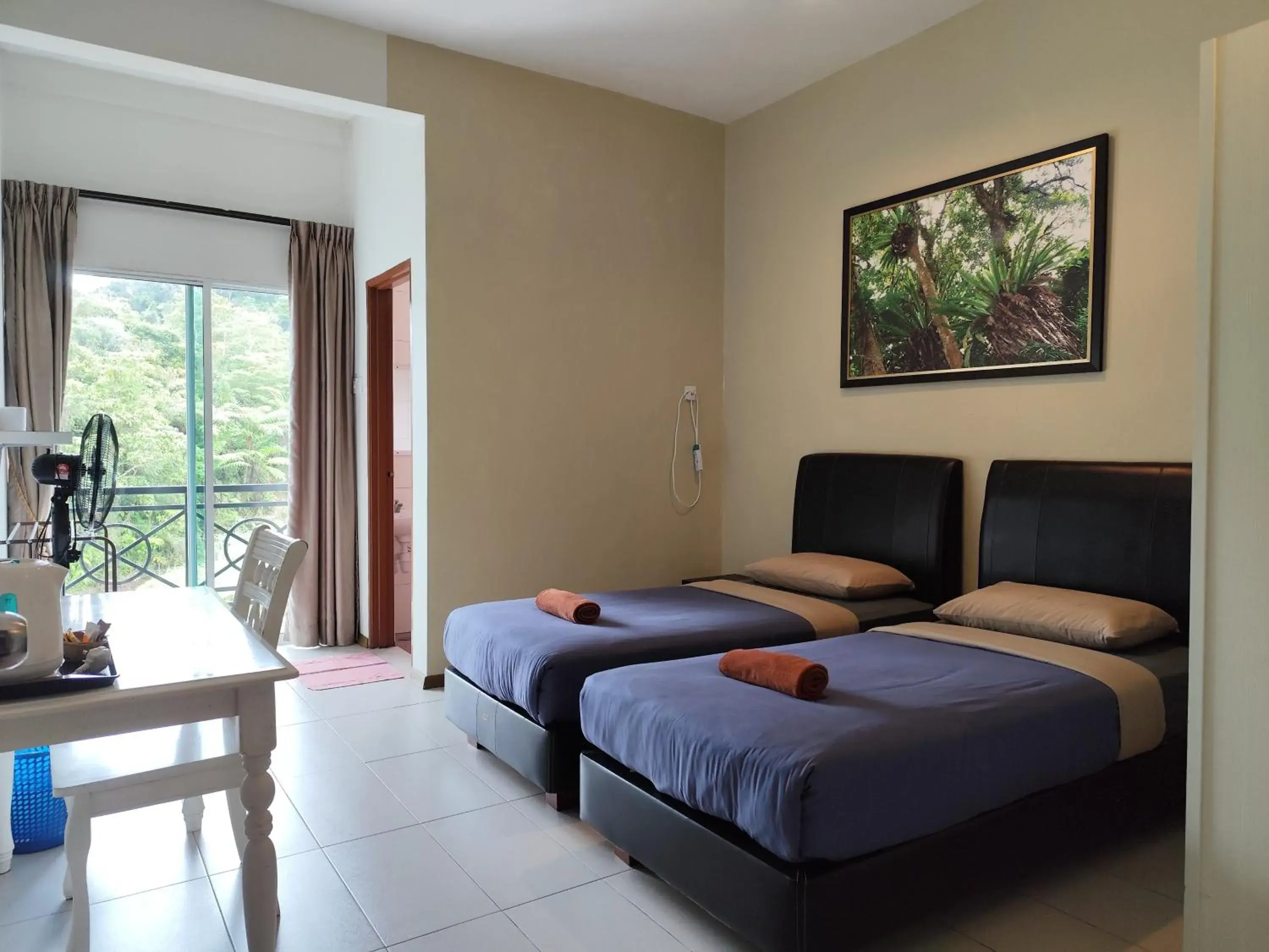 Twin Room with Balcony in Rovers Inn Guesthouse - Age 11 And Above Only Twin Room with Balcony in Rovers Inn Guesthouse - Age 11 And Above Only