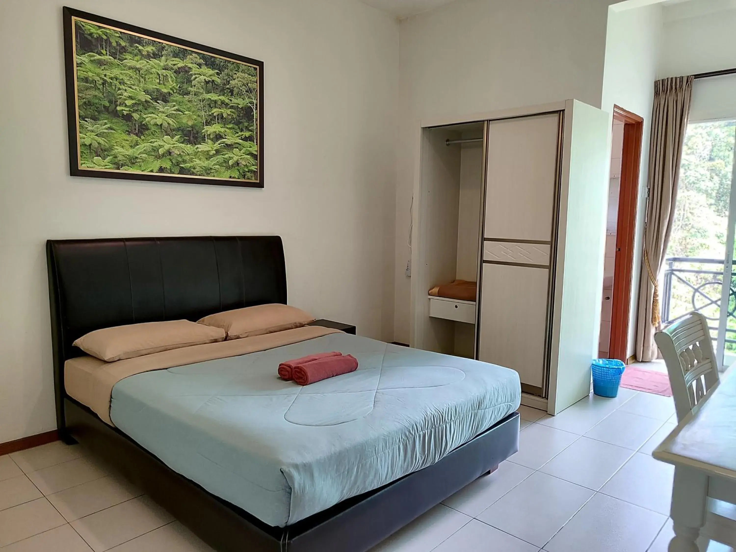 Double Room with Balcony in Rovers Inn Guesthouse - Age 11 And Above Only Double Room with Balcony in Rovers Inn Guesthouse - Age 11 And Above Only