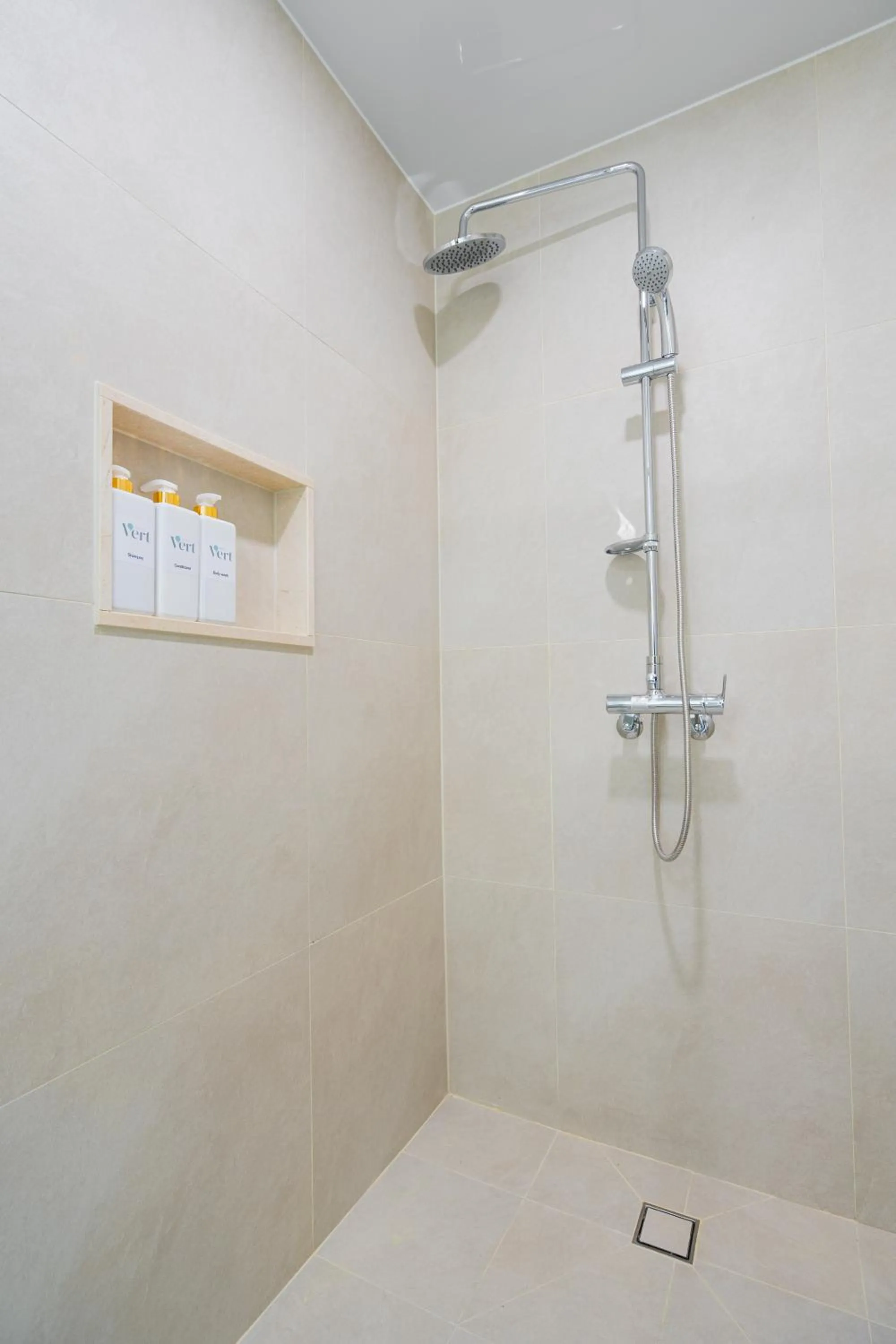 Shower in Hotel Vert