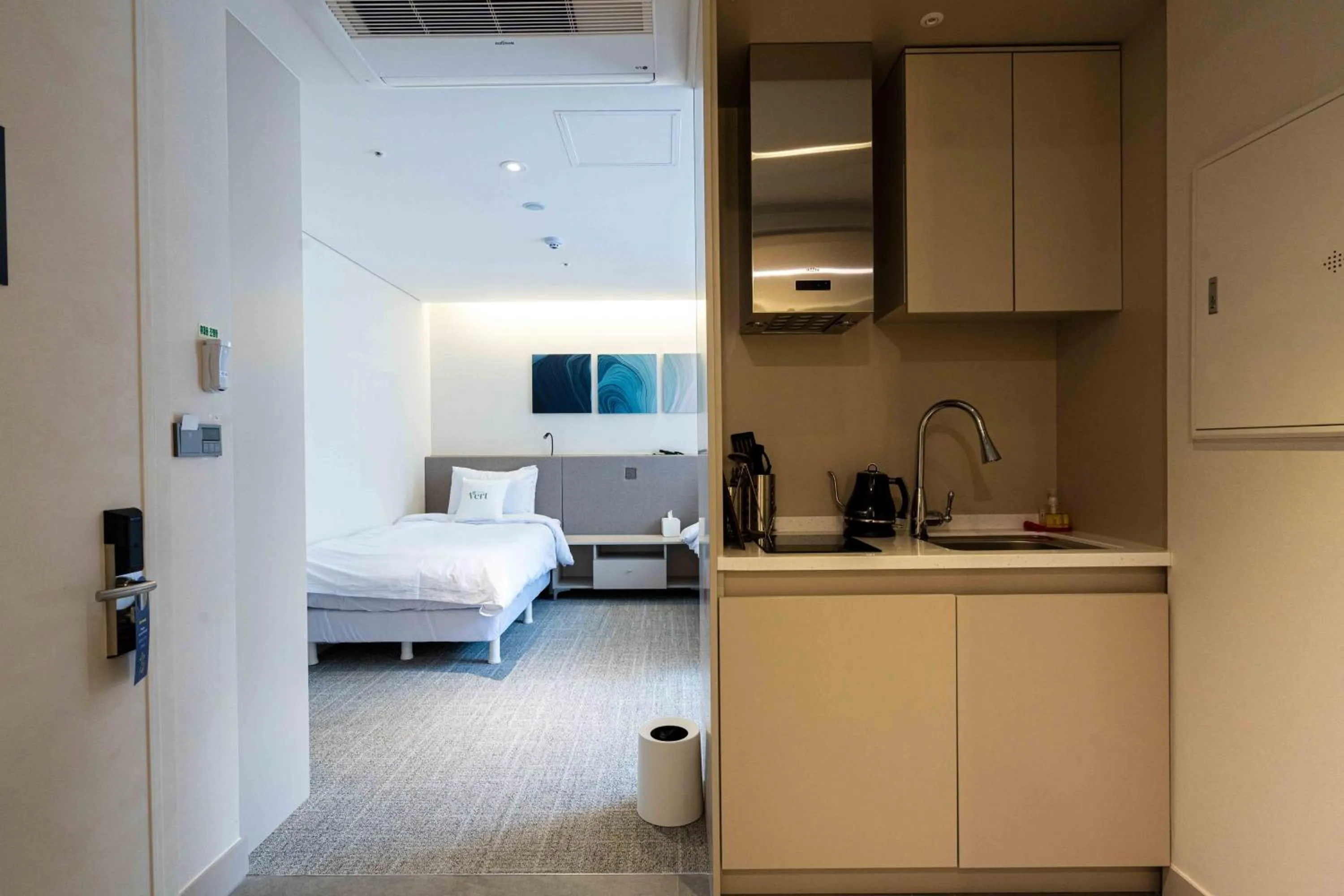 Kitchen or kitchenette, Bed in Hotel Vert