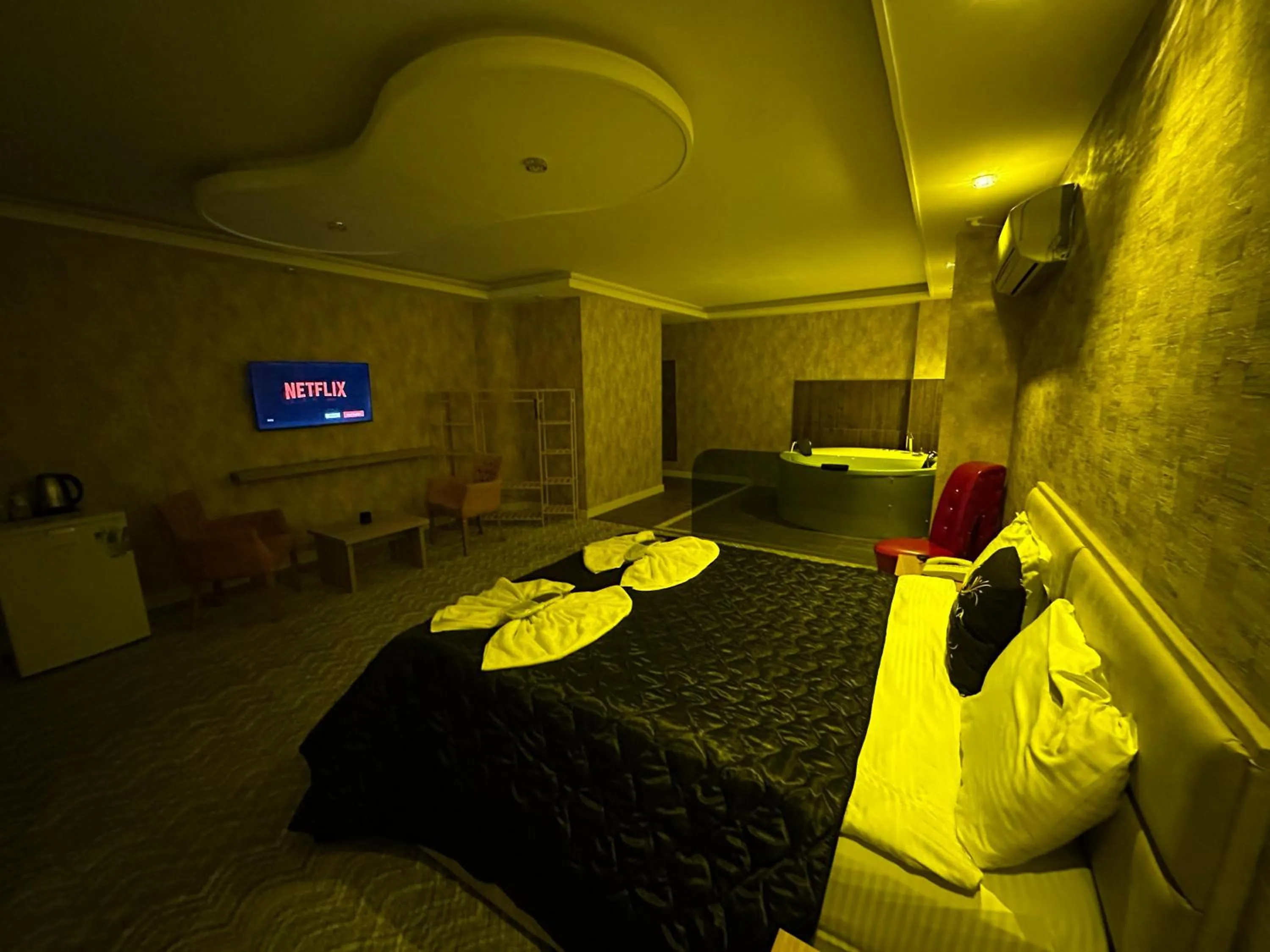 Communal lounge/ TV room in ÇANKAYA SUIT HOTEL