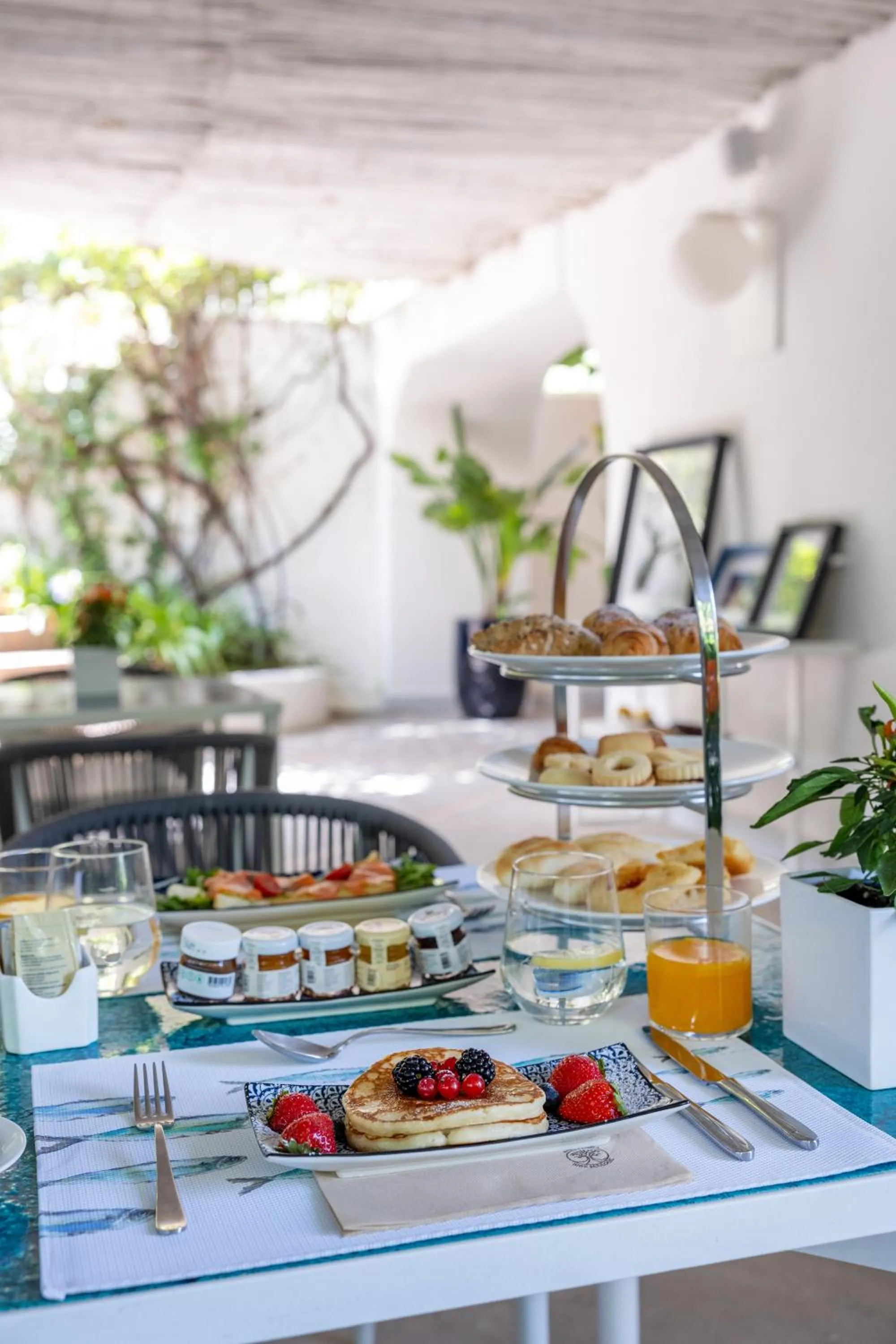 Breakfast in Villa La Pergola Capri