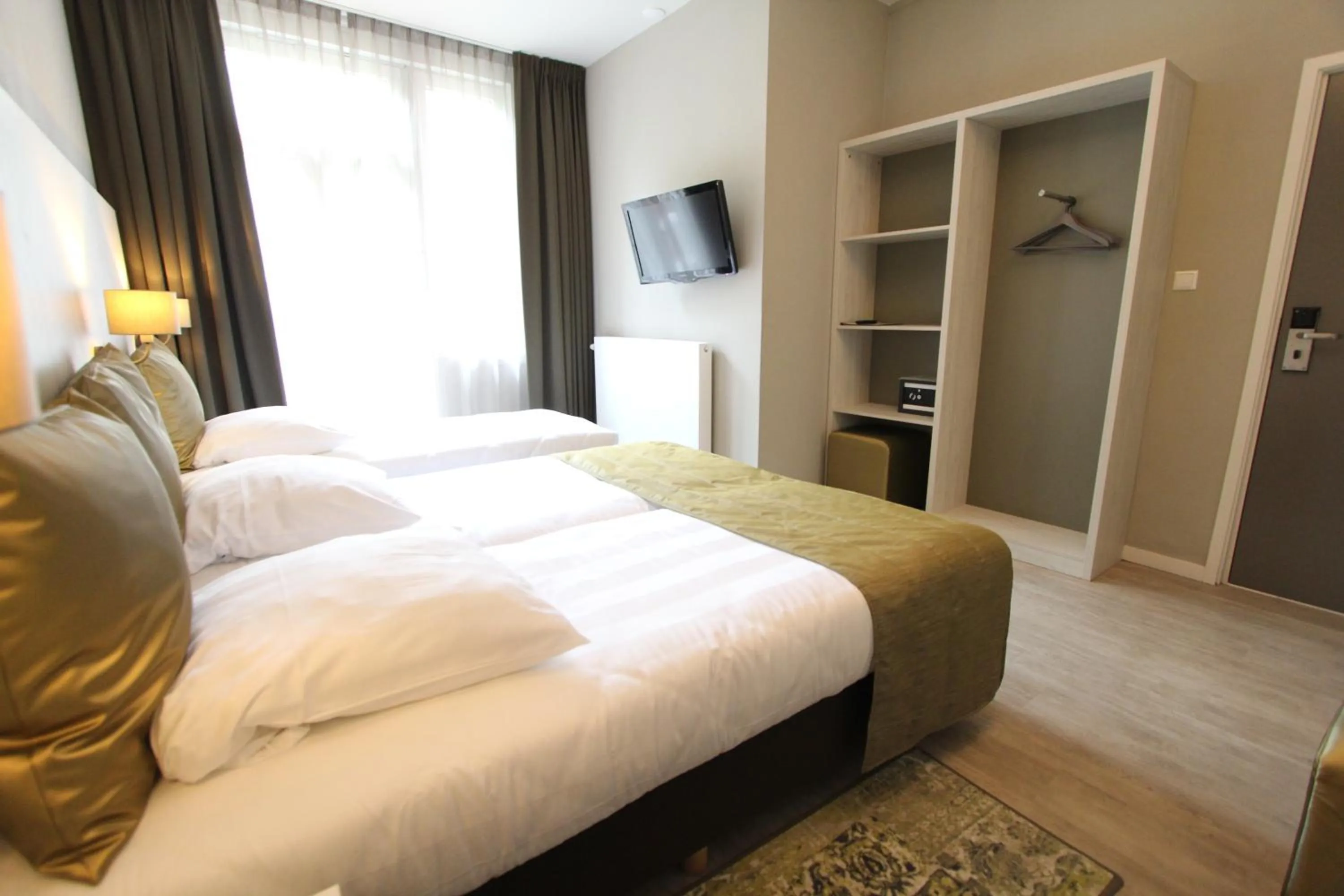 Photo of the whole room, Bed in Apple Inn Hotel