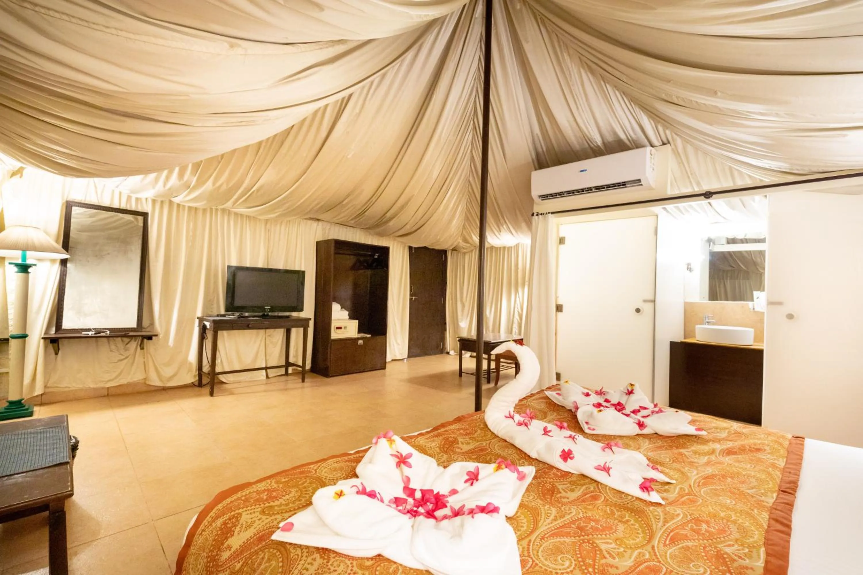 TV and multimedia, Bed in Fort JadhavGADH -A GADH Heritage Hotel