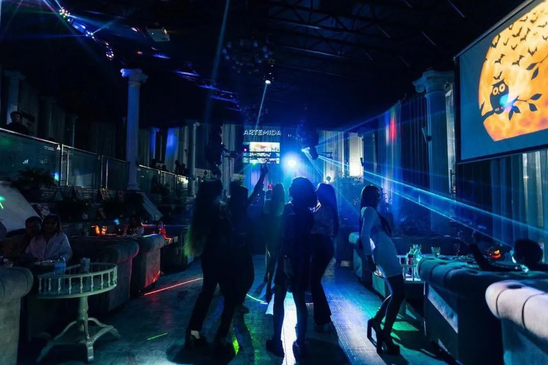 Restaurant/places to eat in Alexander Hotel