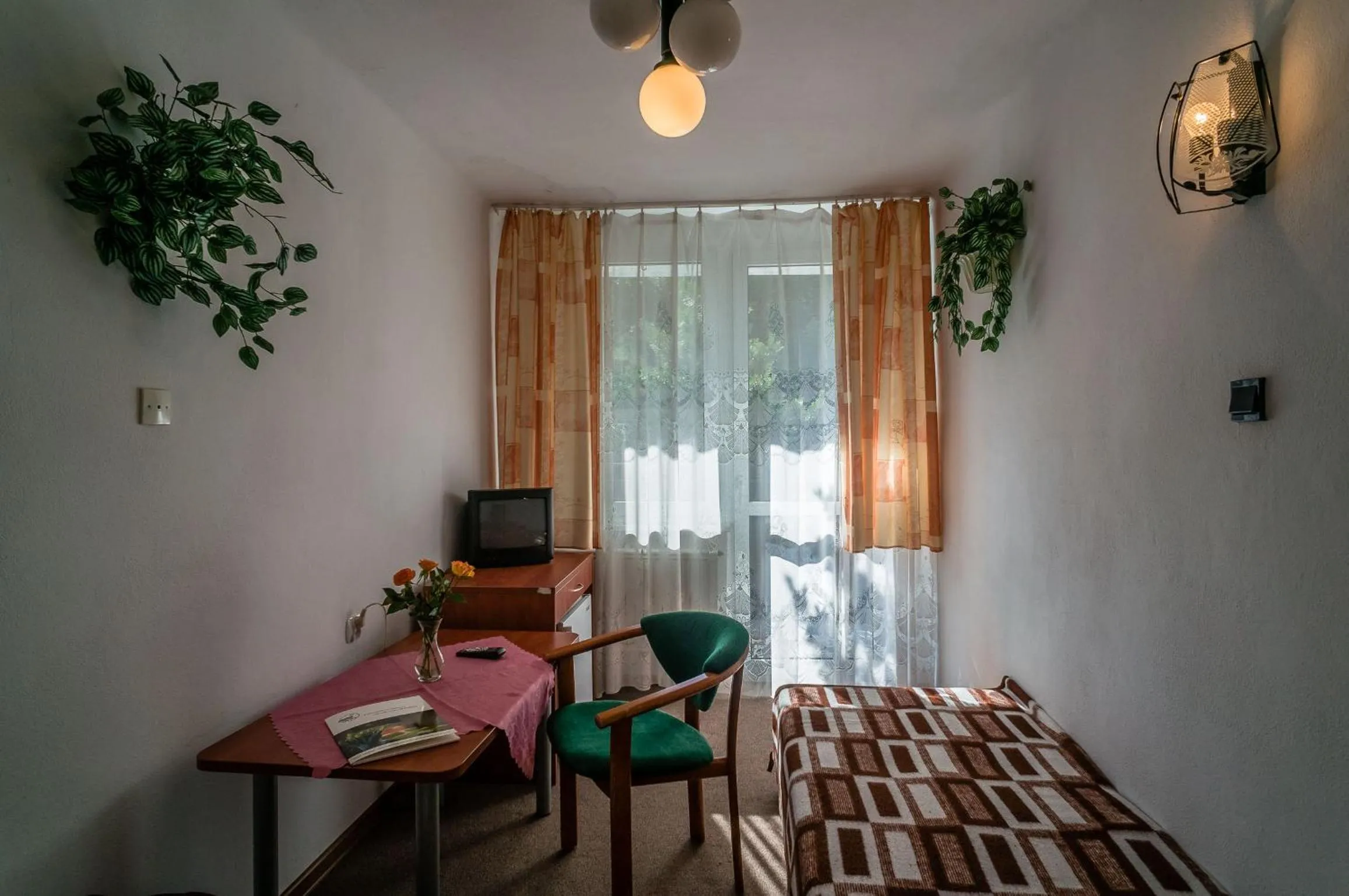 Photo of the whole room in OW Eden