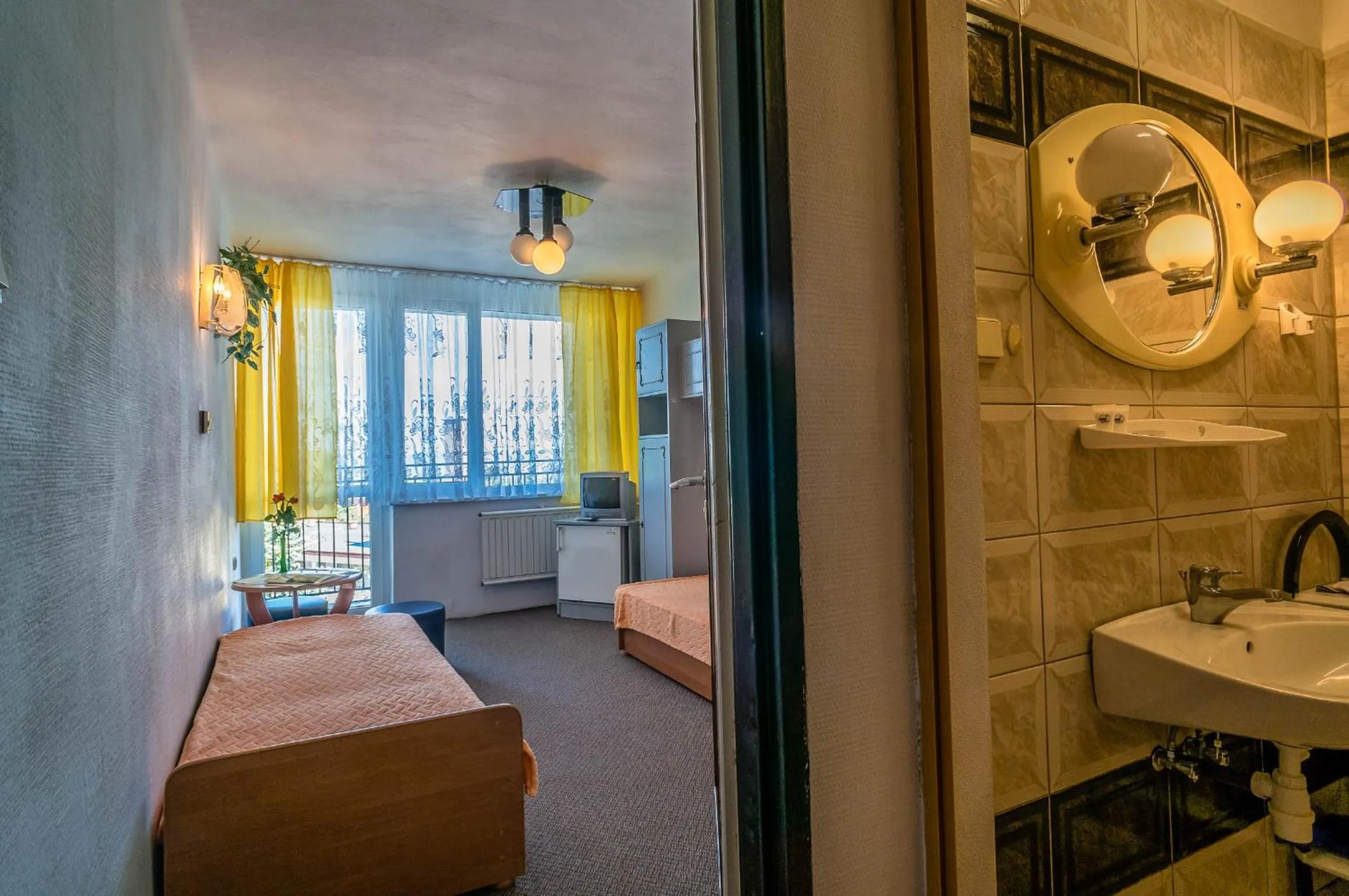 Photo of the whole room, Bed in OW Eden