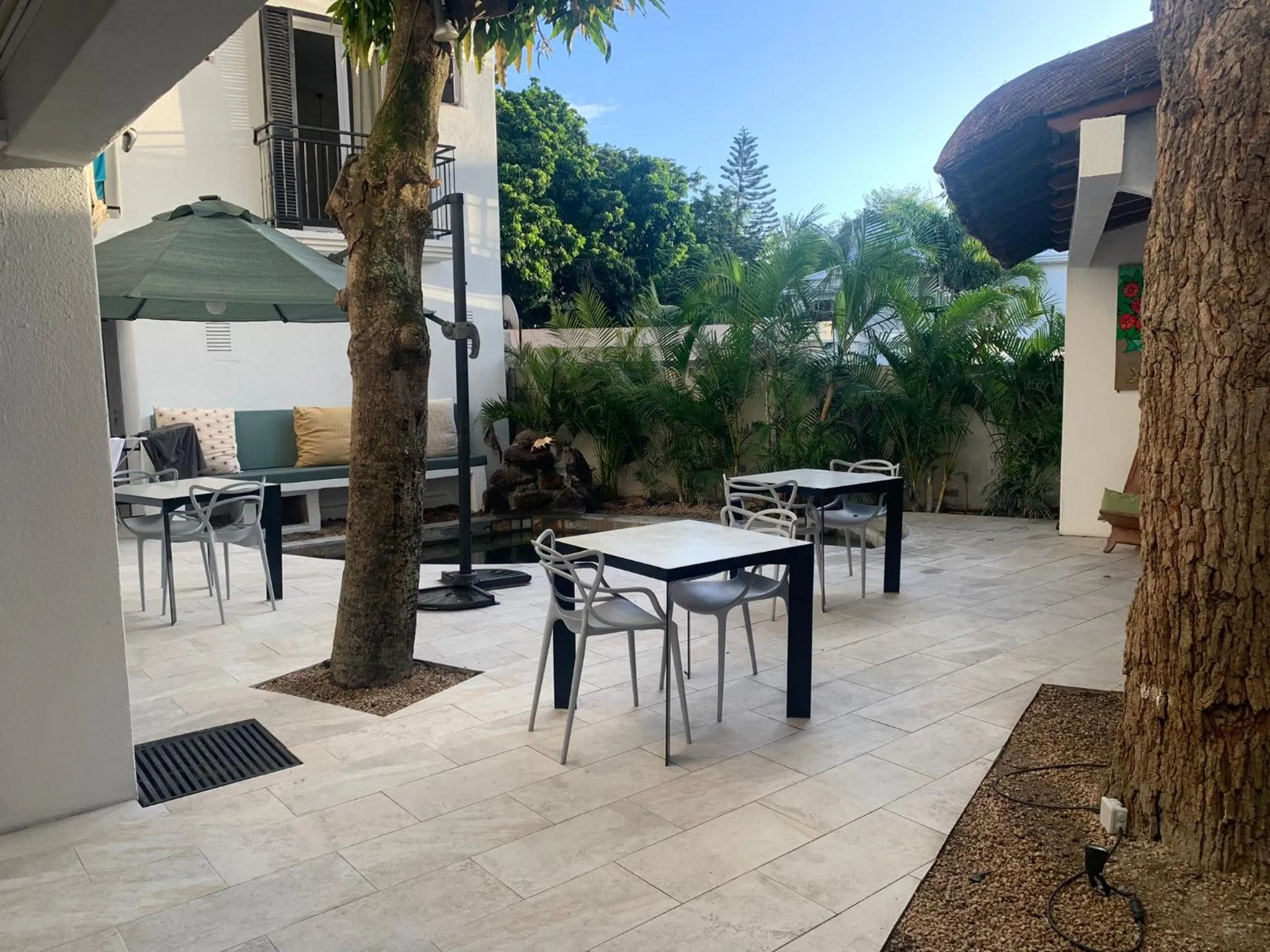 Patio in Cosy Guest House Sous le Badamier