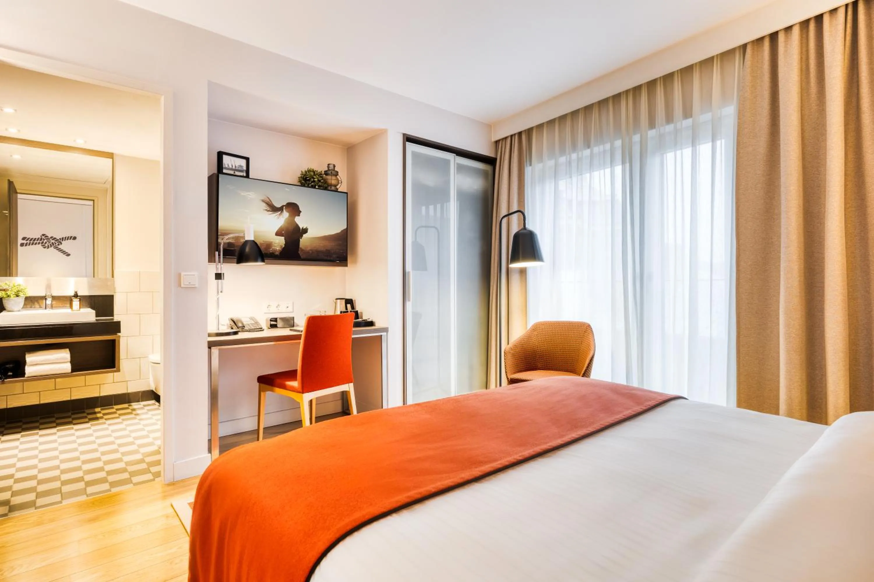 Bathroom, Bed in Citadines Michel Hamburg