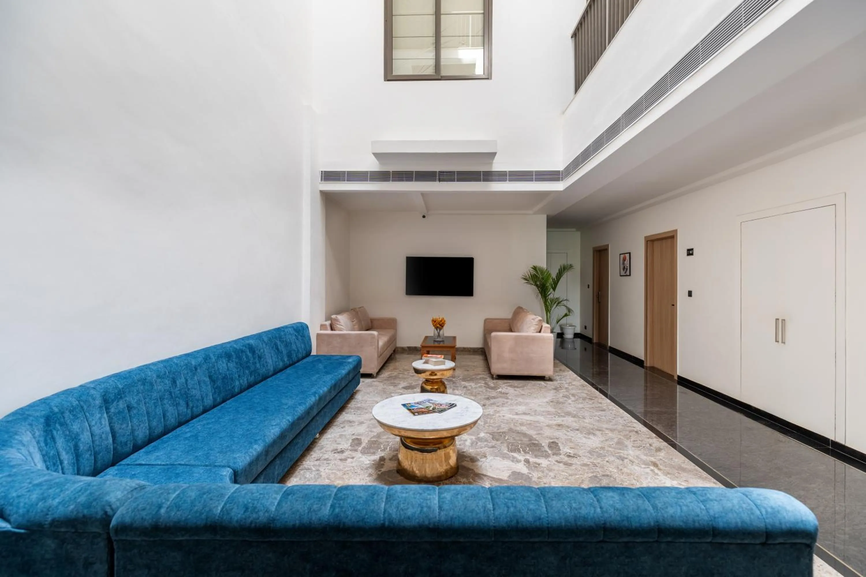 Communal lounge/ TV room in 7 rays hotel