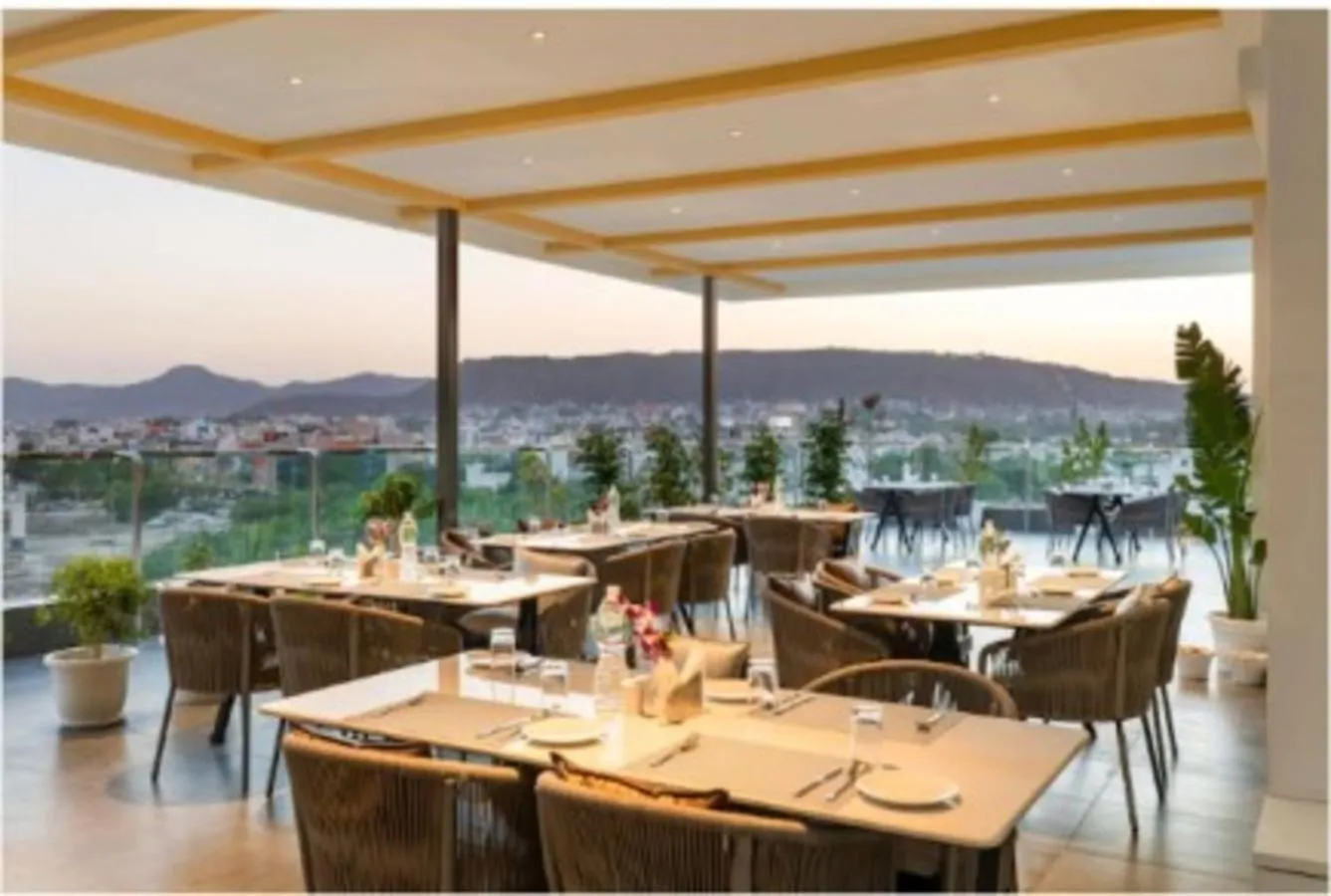 Restaurant/places to eat in 7 rays hotel