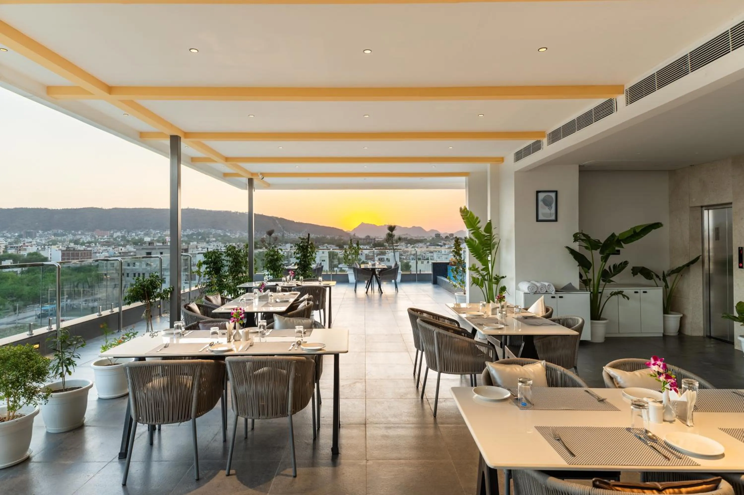 Restaurant/places to eat in 7 rays hotel