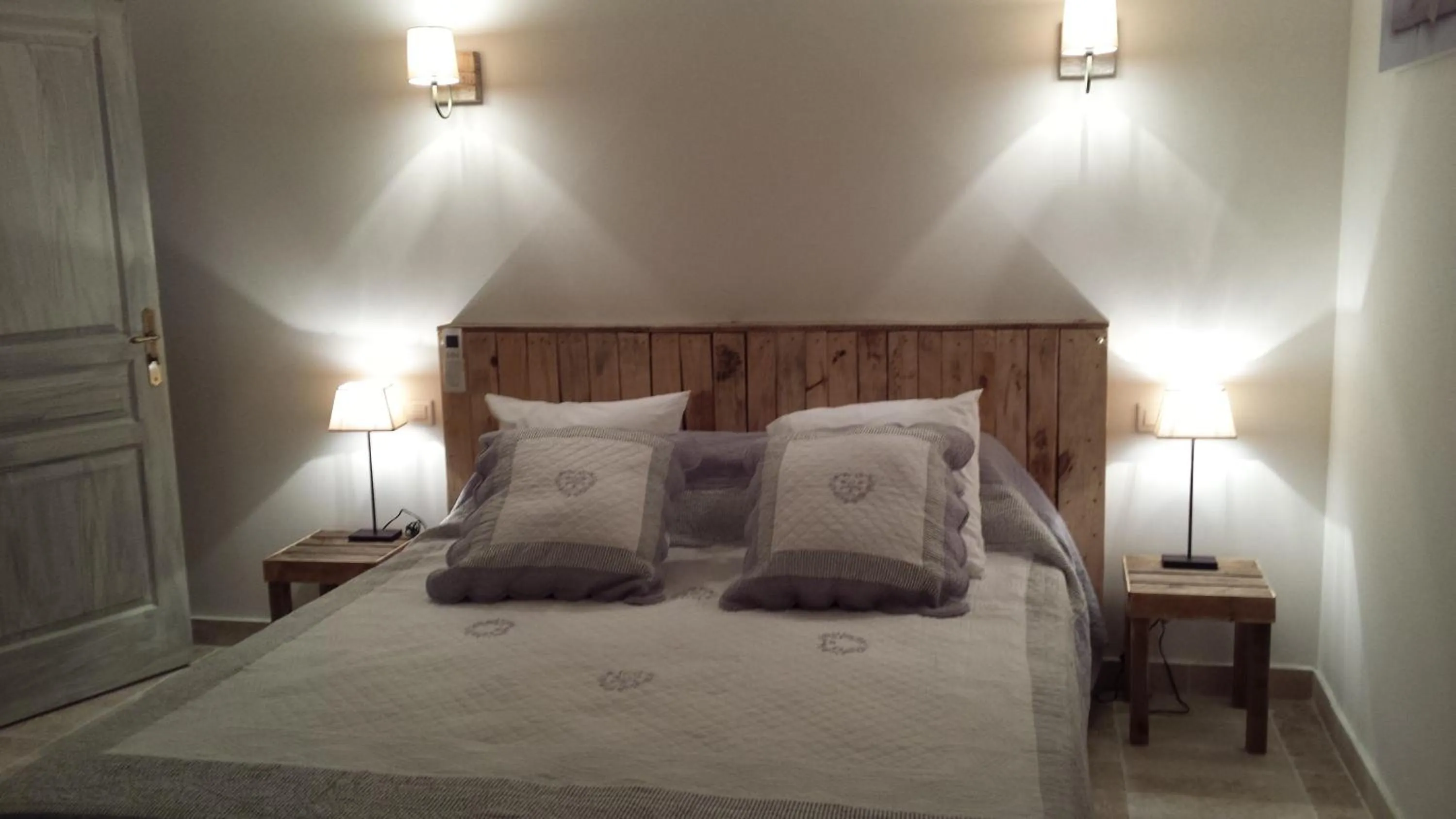 Decorative detail, Bed in Mas Saint Julien