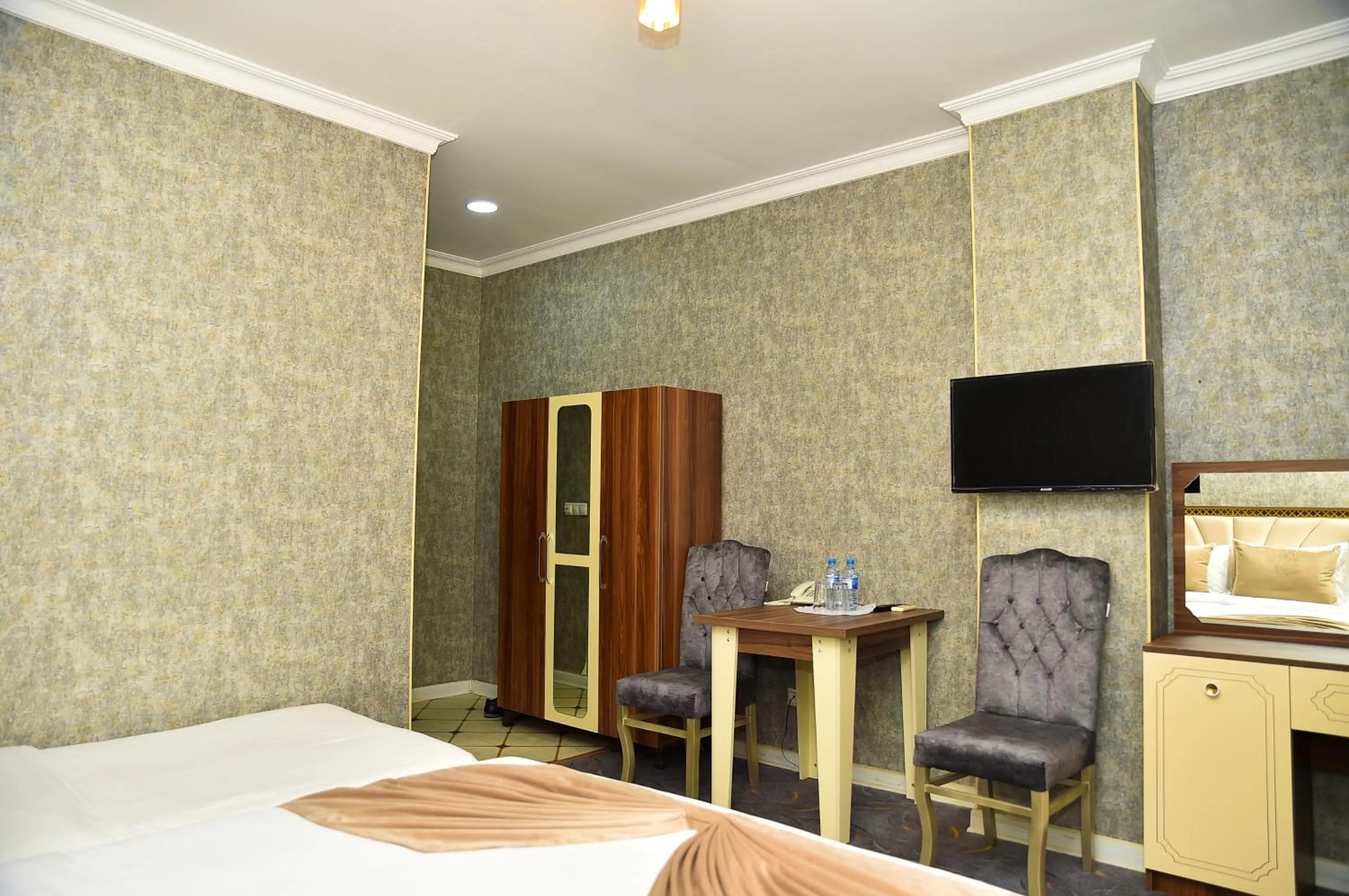 hair dresser, Bed in Boulevard Rigs Boutique Hotel